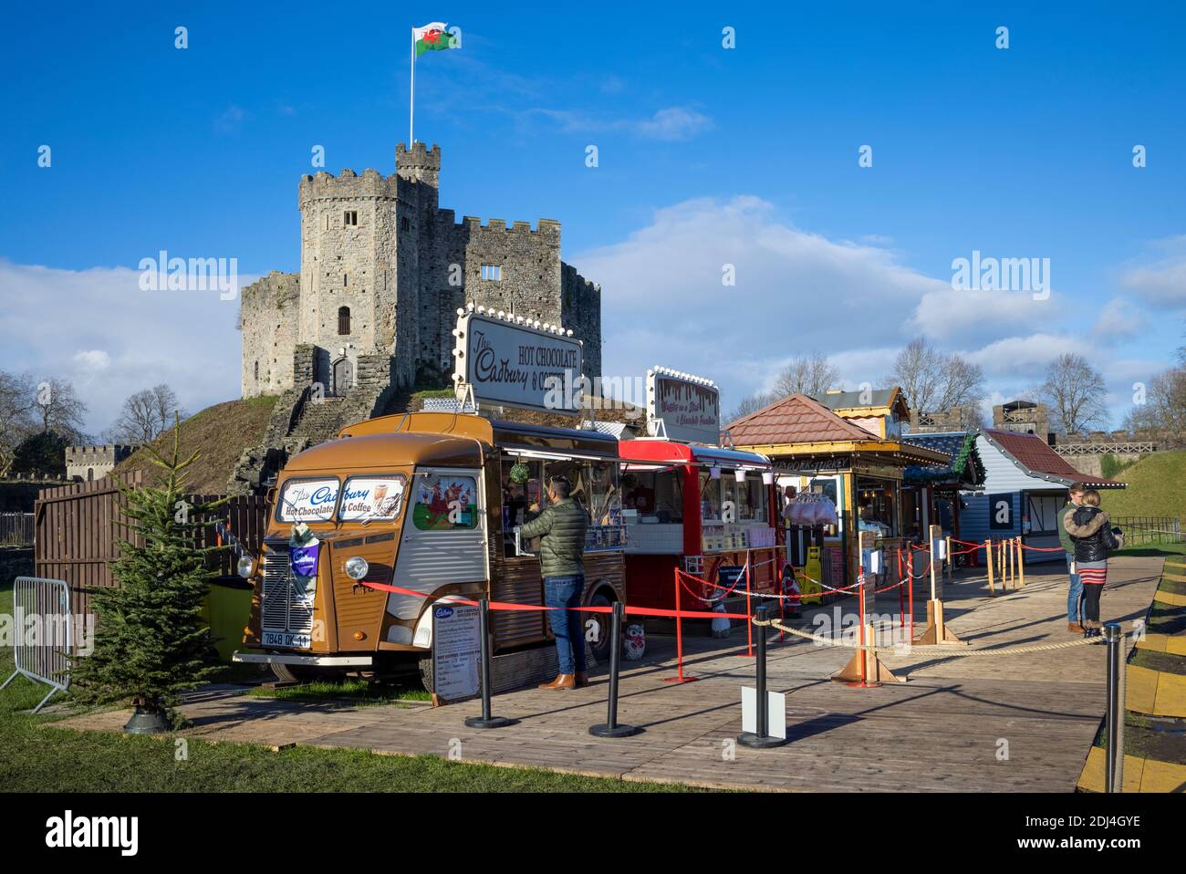 Fourgonnettes alimentaires à l'intérieur du parc du château de Cardiff, pays de Galles, Royaume-Uni. Noël 2020 Banque D'Images