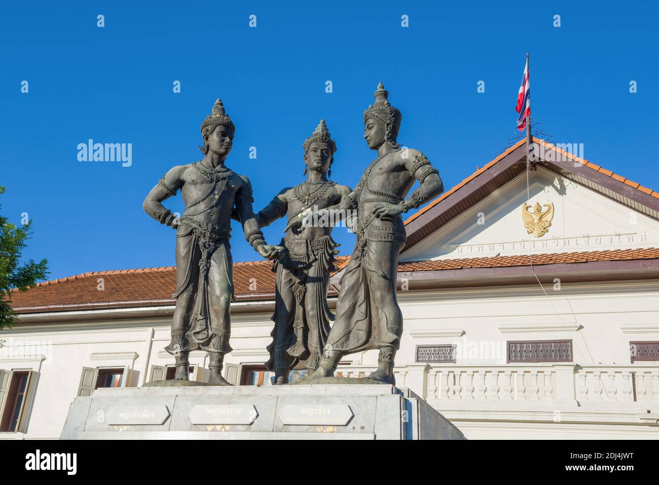 CHIANG MAY, THAÏLANDE - 22 DÉCEMBRE 2018: La composition sculpturale 'Three Kings' en gros plan contre le ciel bleu Banque D'Images