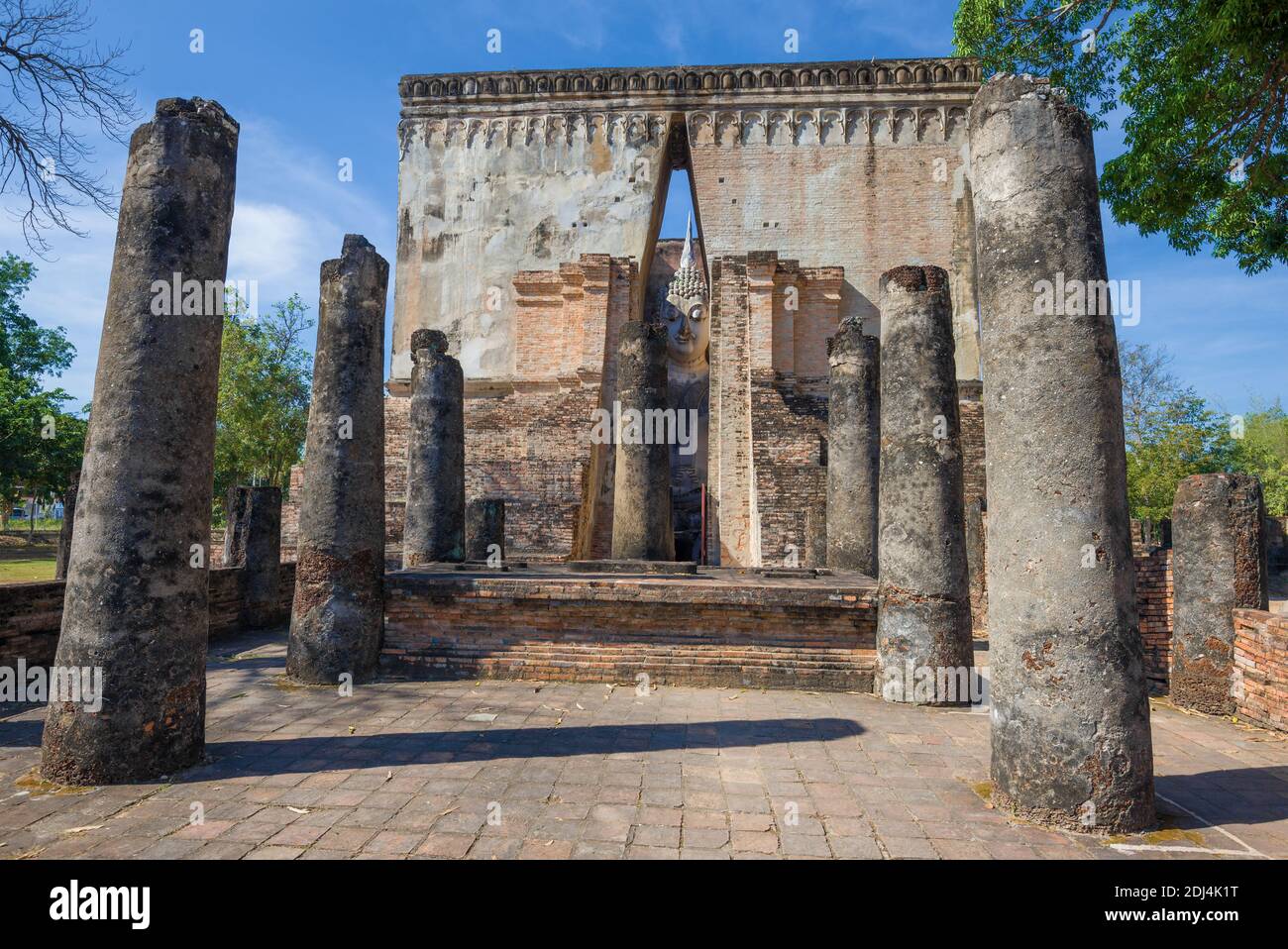 Sur les ruines de l'ancien temple bouddhiste de Wat si CHUM. Sukhothai, Thaïlande Banque D'Images