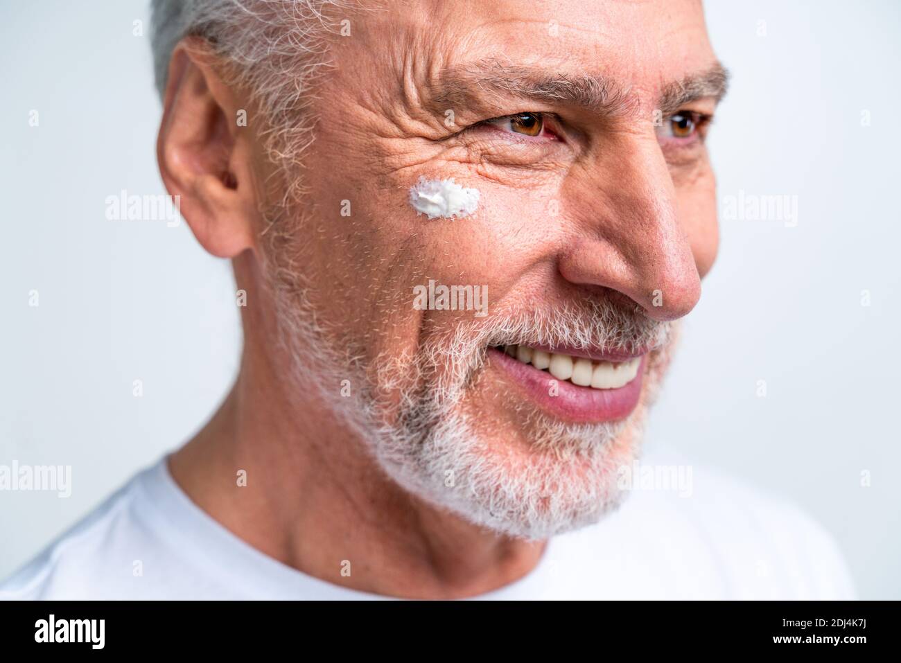 Beau portrait d'homme âgé, studio tourné en arrière-plan - personne âgée, demi-plan Banque D'Images