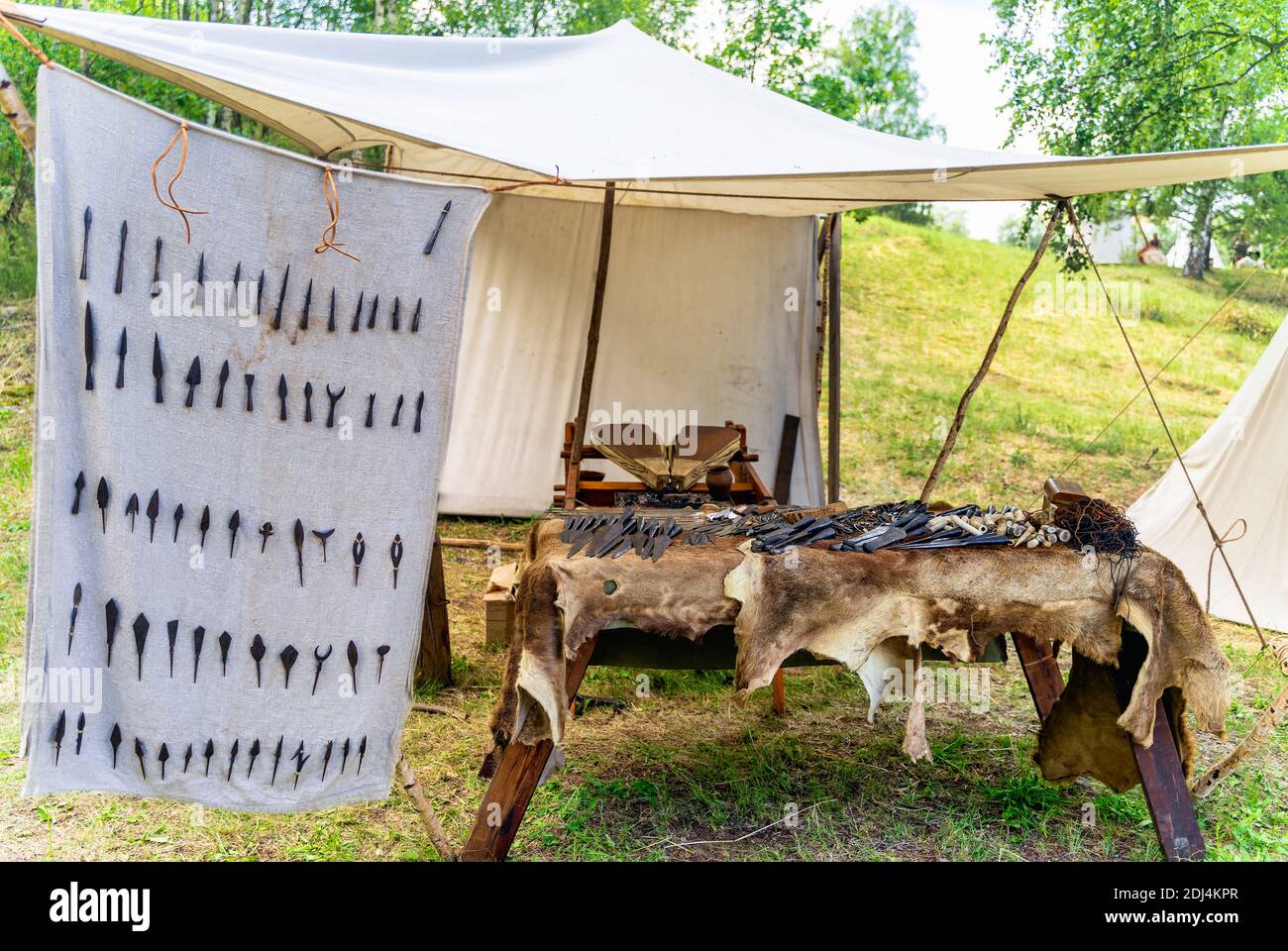Bowyer, atelier de maître-artisan avec variété de pointes de flèches et d'outils dans la reconstitution historique du camp de tente de la tribu slaves ou Vikings, Cedynia, Pologne Banque D'Images
