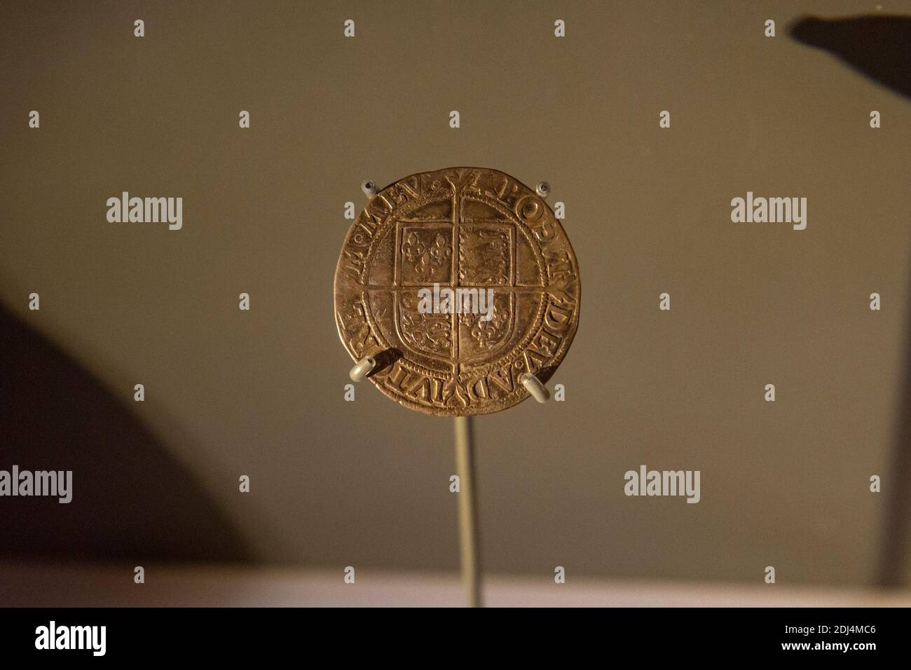 Gros plan d'une pièce d'argent provenant d'une partie du Crankley point Hoard exposée au National civil War Center, Newark Museum, Newark, Notts, Royaume-Uni. Banque D'Images