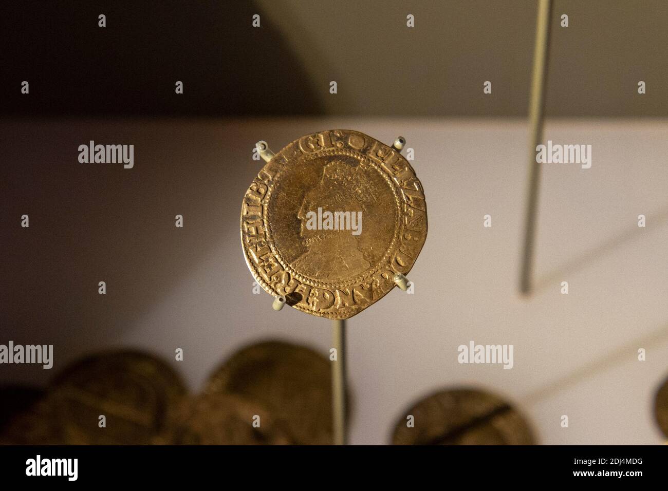 Gros plan d'une pièce d'argent provenant d'une partie du Crankley point Hoard exposée au National civil War Center, Newark Museum, Newark, Notts, Royaume-Uni. Banque D'Images