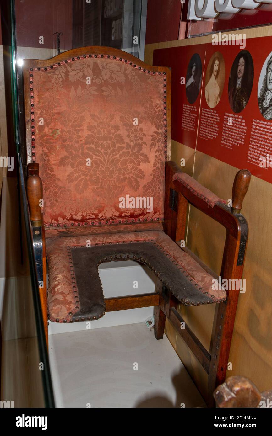 Une chaise pliante ou une chaise d'accouchement (c. 1601-1700, Allemagne) au National civil War Center, Newark Museum, Newark-on-Trent, Notts, Royaume-Uni. Banque D'Images