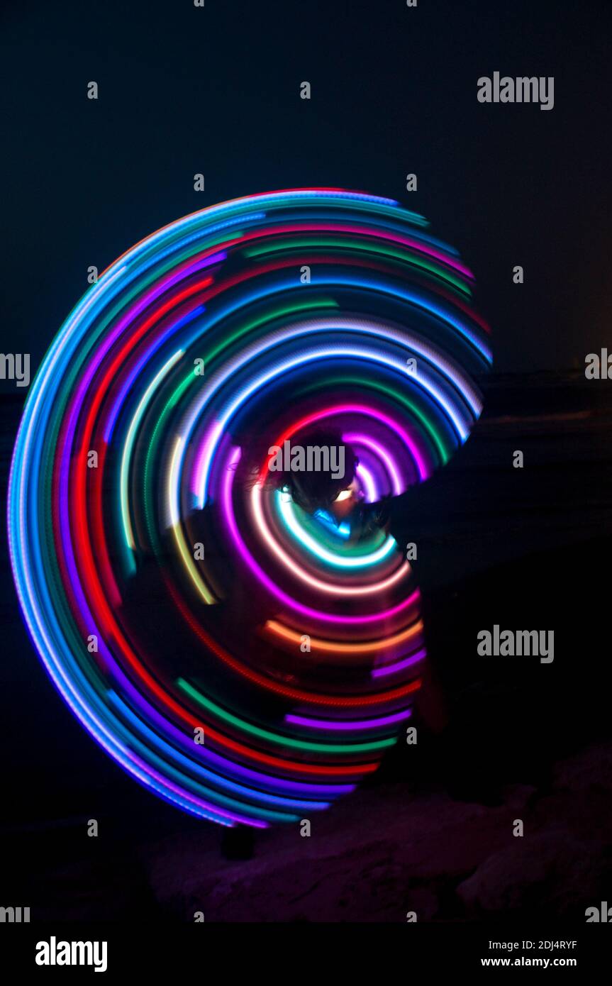 Hula Hoop psychédélique la nuit Banque D'Images