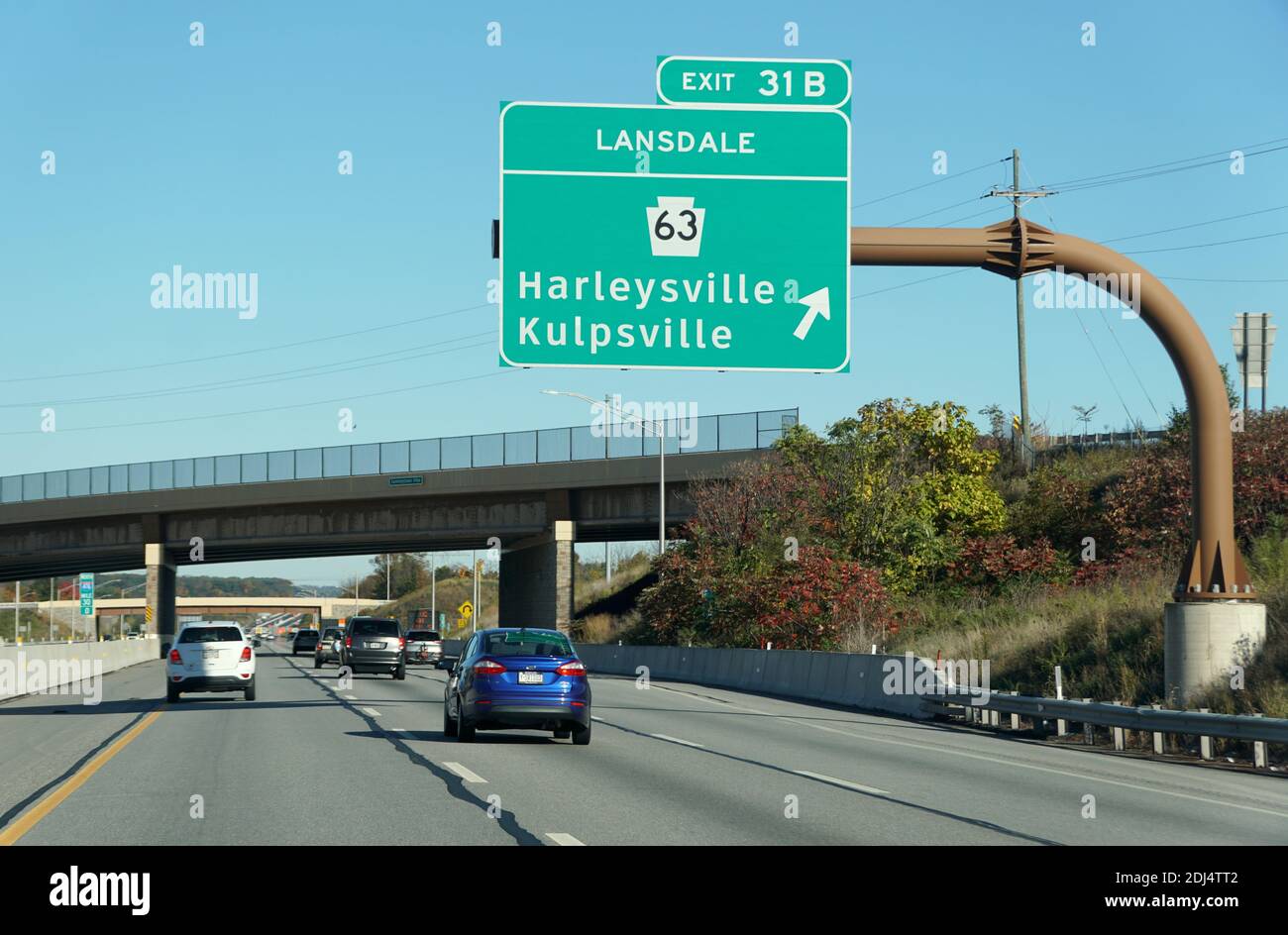 Bluebell, Pennsylvania, U.S.A - 17 octobre 2020 - vue de la circulation sur l'Interstate 476 South par la sortie 31B vers Landsdale, Harleysville et Kulpsvil Banque D'Images