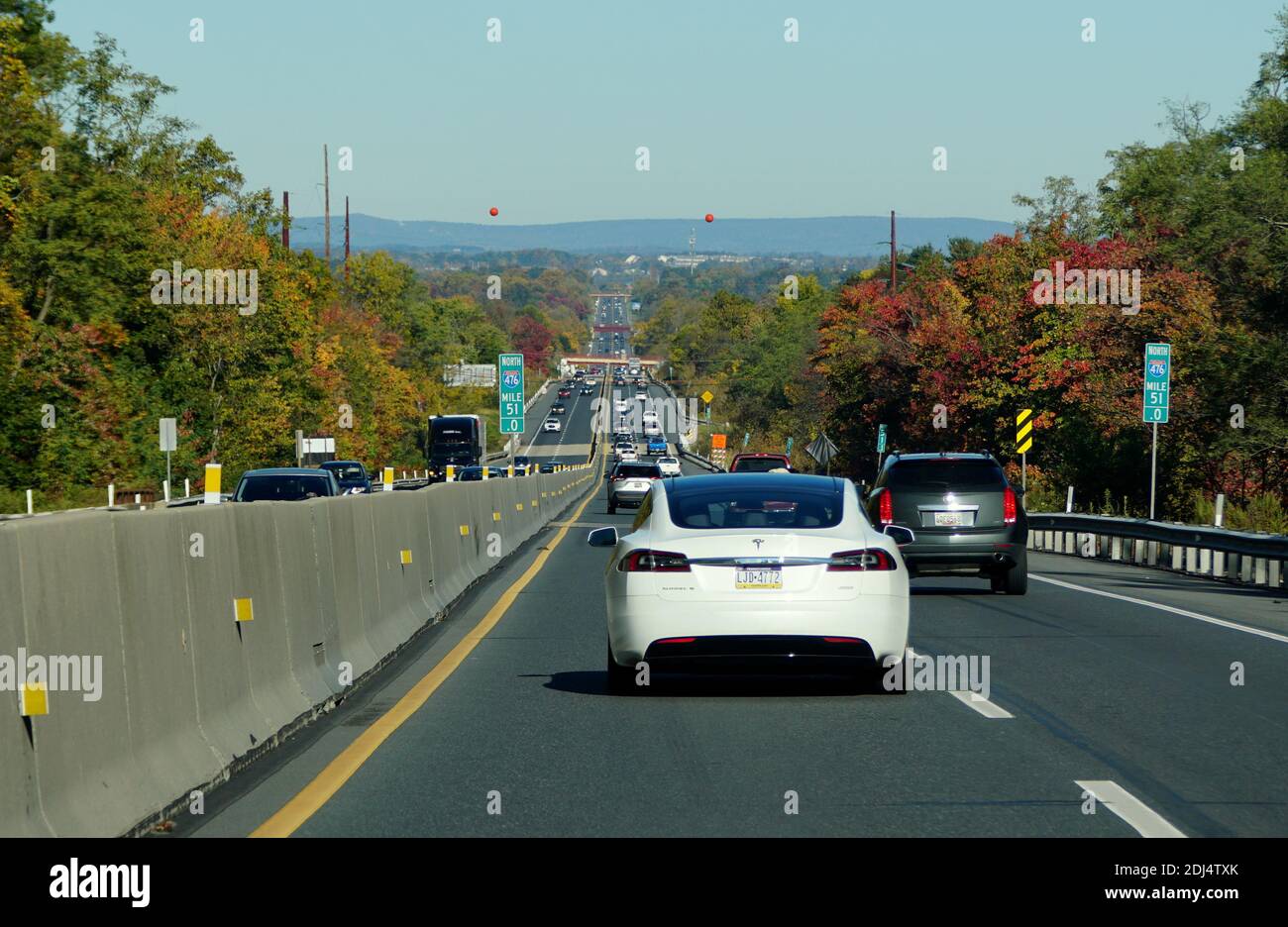 Allentown, Pennsylvanie, États-Unis - 17 octobre 2020 - vue sur la circulation sur l'Interstate 476 Sud surplombant les couleurs saisissantes du feuillage d'automne Banque D'Images