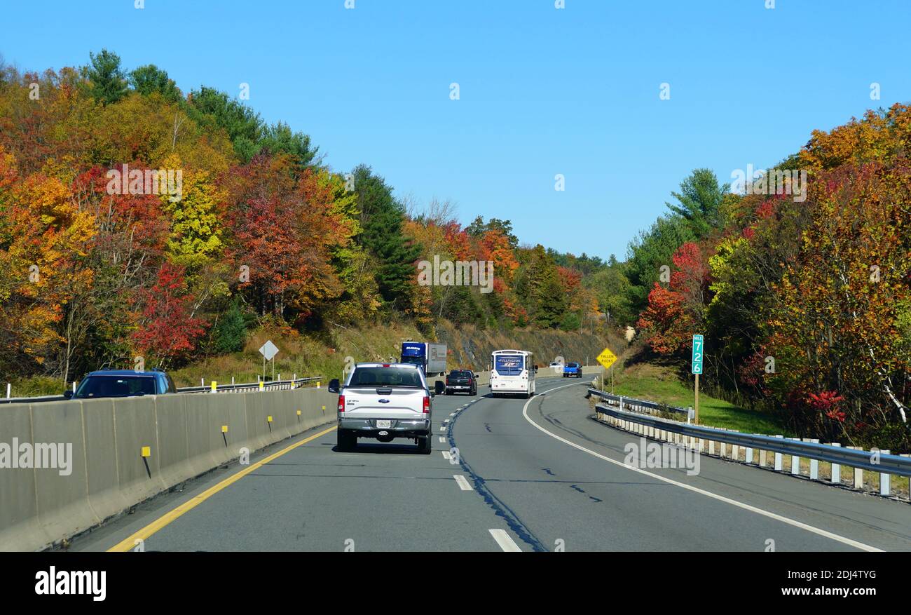 Allentown, Pennsylvanie, États-Unis - 17 octobre 2020 - vue sur la circulation sur l'Interstate 476 Sud surplombant les couleurs saisissantes du feuillage d'automne Banque D'Images