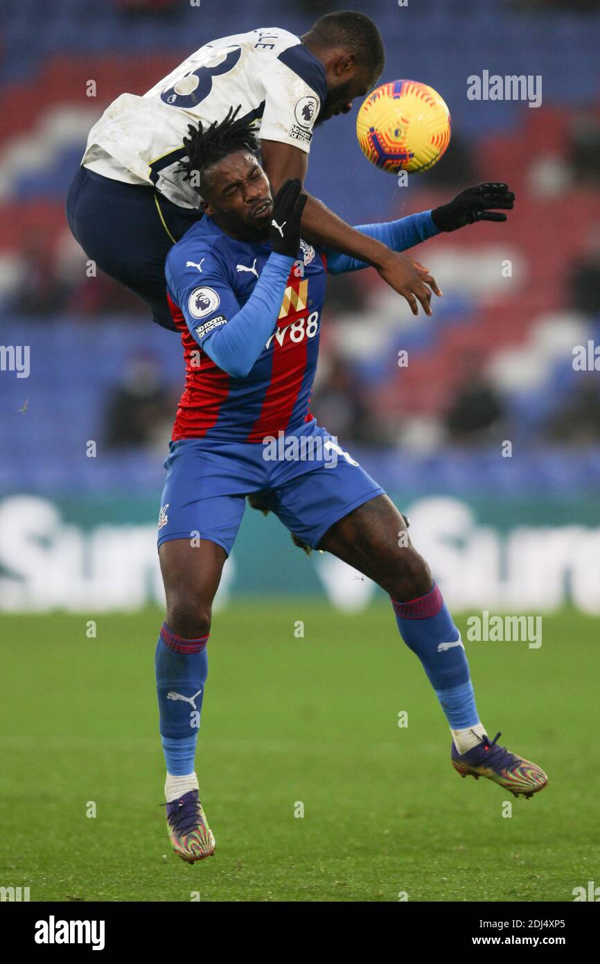 Londres, Royaume-Uni. 13 décembre 2020. Jeffrey Schlupp de Crystal Palace et Steven Bergwijn de Tottenham Hotspur défi pour le ballon lors du match de la Premier League entre Crystal Palace et Tottenham Hotspur à Selhurst Park, Londres, Angleterre, le 13 décembre 2020. Photo de Ken Sparks. Utilisation éditoriale uniquement, licence requise pour une utilisation commerciale. Aucune utilisation dans les Paris, les jeux ou les publications d'un seul club/ligue/joueur. Crédit : UK Sports pics Ltd/Alay Live News Banque D'Images