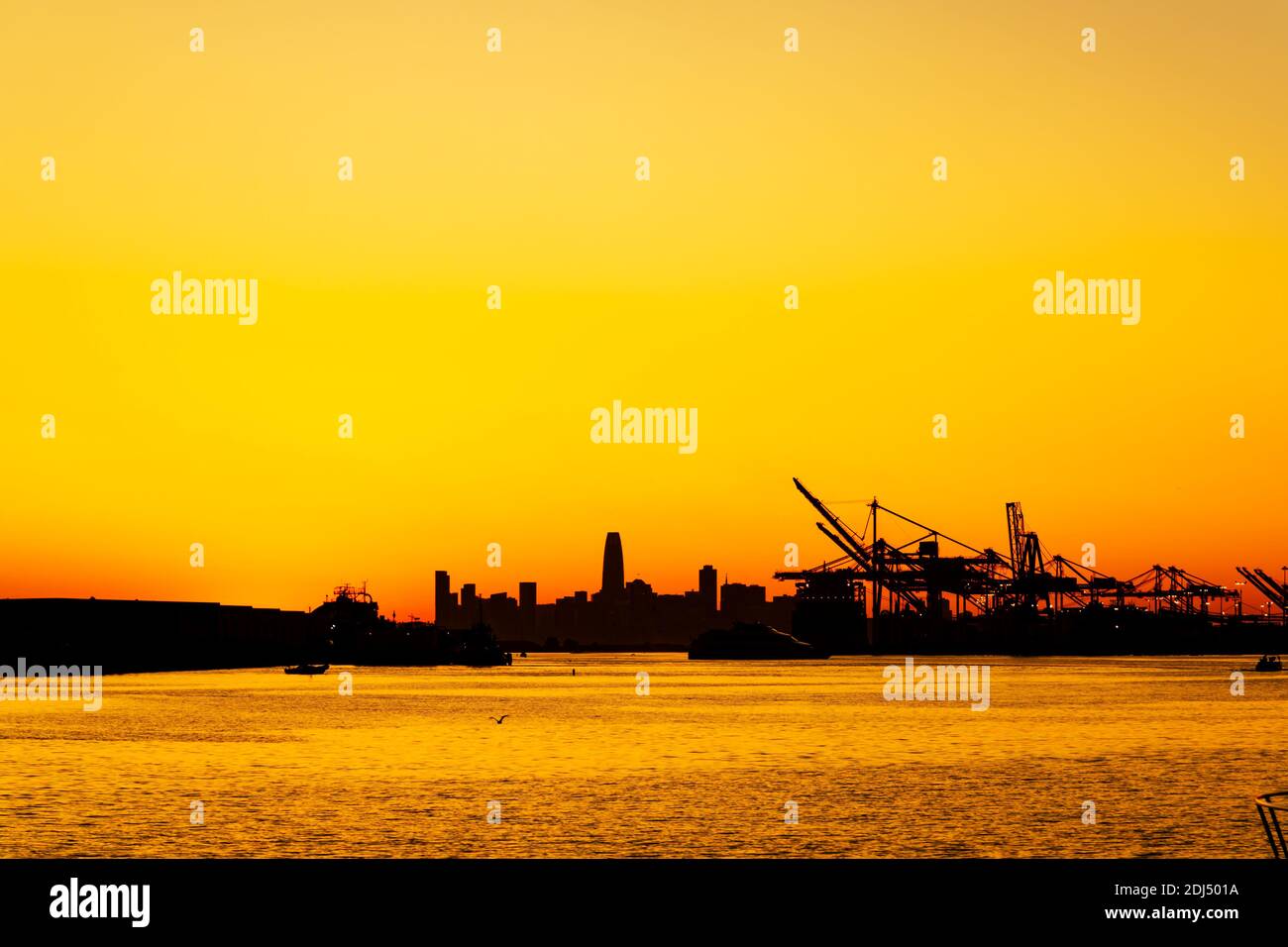 Silhouette du port d'Oakland et de San Francisco au coucher du soleil. Oakland, Californie, États-Unis d'Amérique Banque D'Images