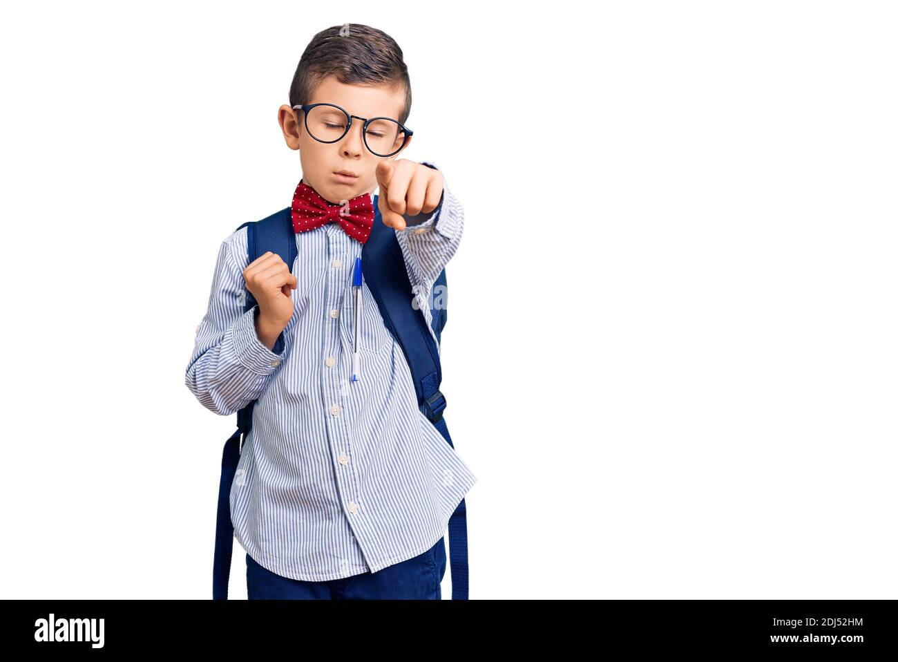 Adorable enfant blond portant noeud nerd noeud cravate et sac à dos  pointant avec le doigt vers l'appareil photo et à vous, geste confiant  regardant sérieusement Photo Stock - Alamy