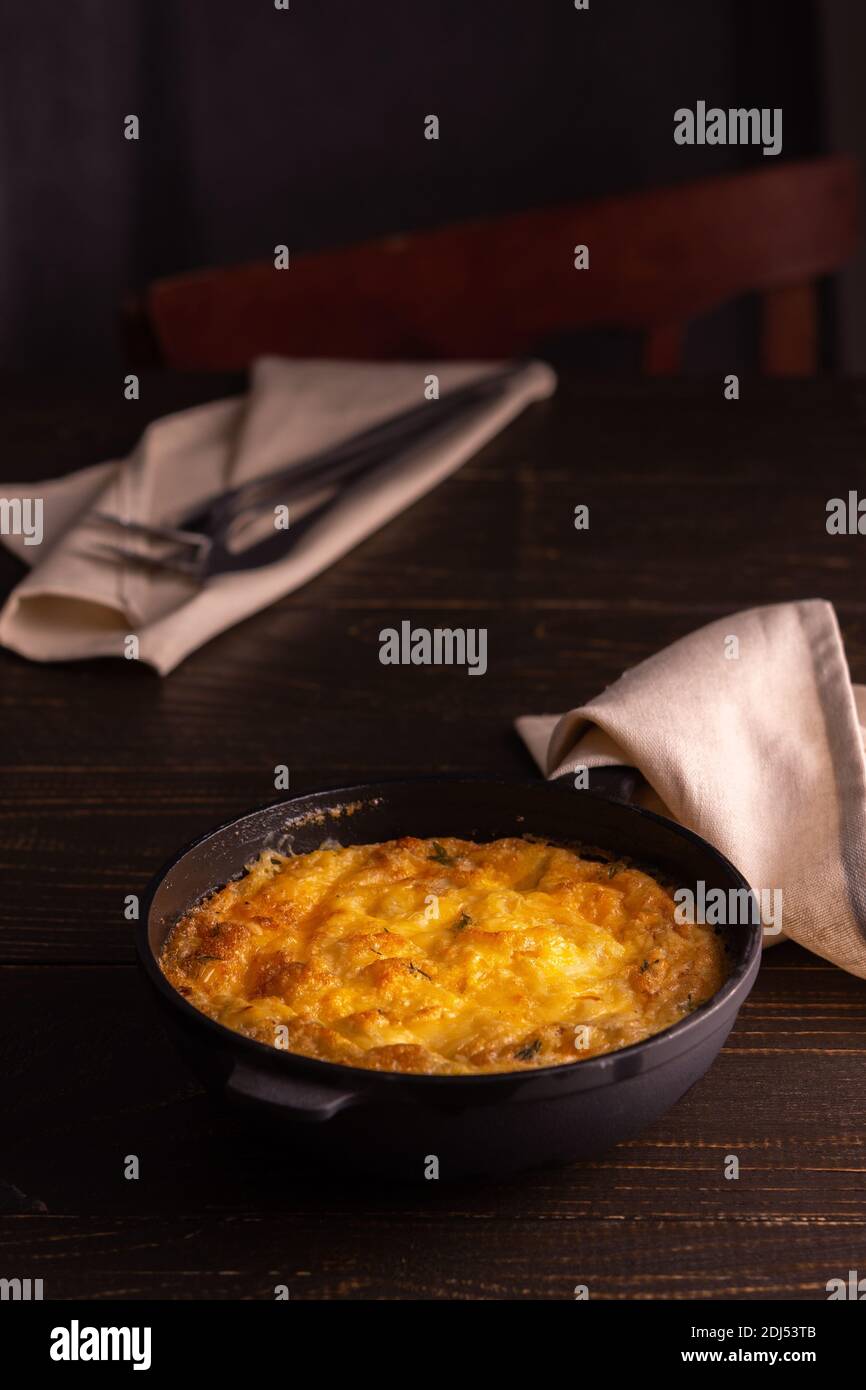 Frittata au fromage, mozzarella et potiron dans une poêle en fonte sur fond de bois Banque D'Images