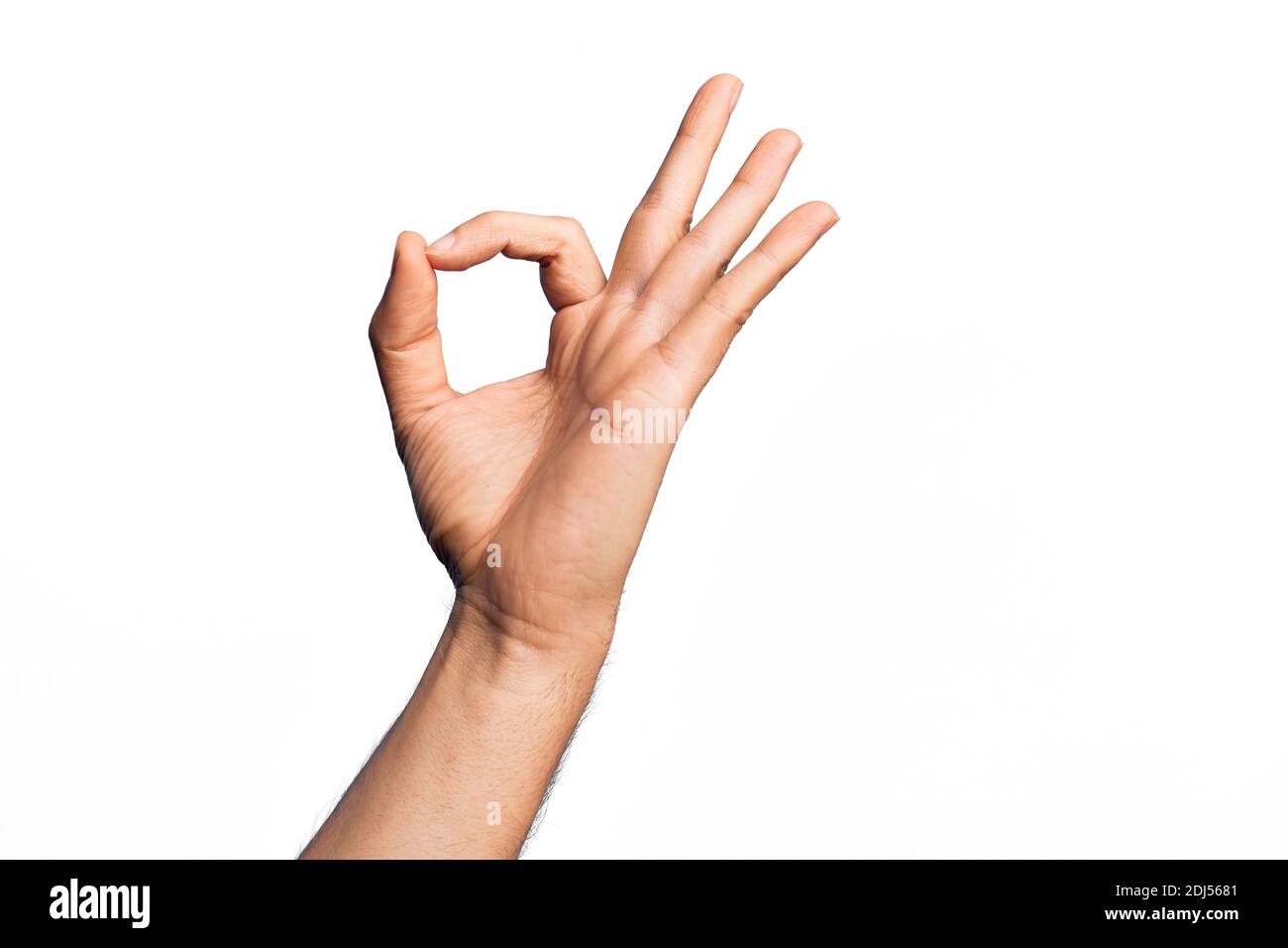 Main de jeune homme caucasien montrant des doigts sur fond blanc isolé gestuelle expression d'approbation faisant bon symbole avec les doigts Banque D'Images