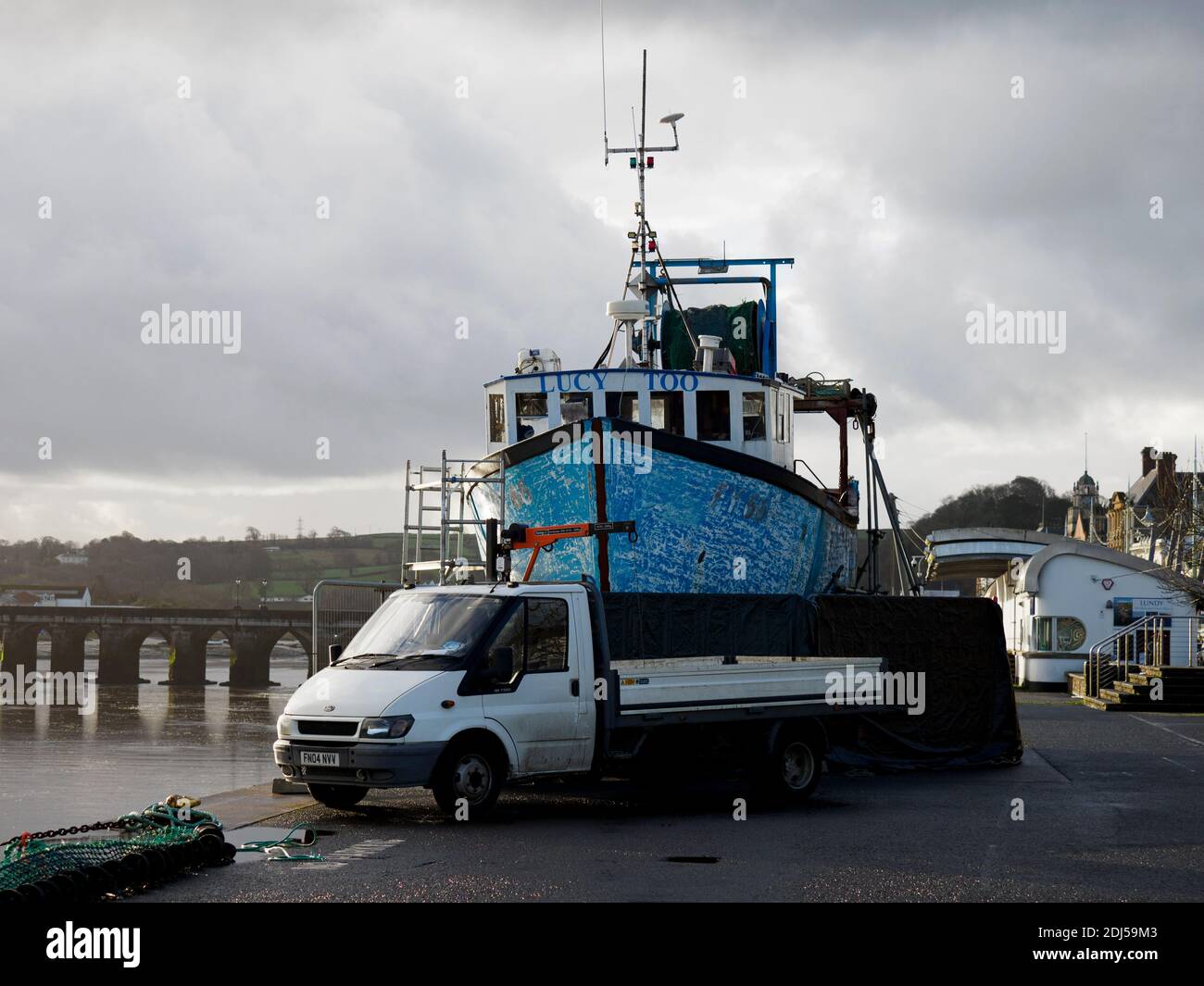 Pêche Trawler hors de l'eau sur le quai pour réparation, Bideford, North Devon, Royaume-Uni Banque D'Images