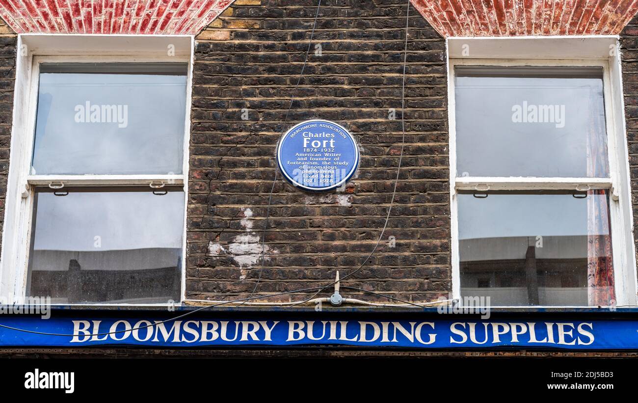 Charles fort Blue plaque Bloomsbury Londres. Fort, écrivain américain et fondateur du Fortéanisme, l'étude des phénomènes anormaux, a vécu ici 1921-28. Banque D'Images