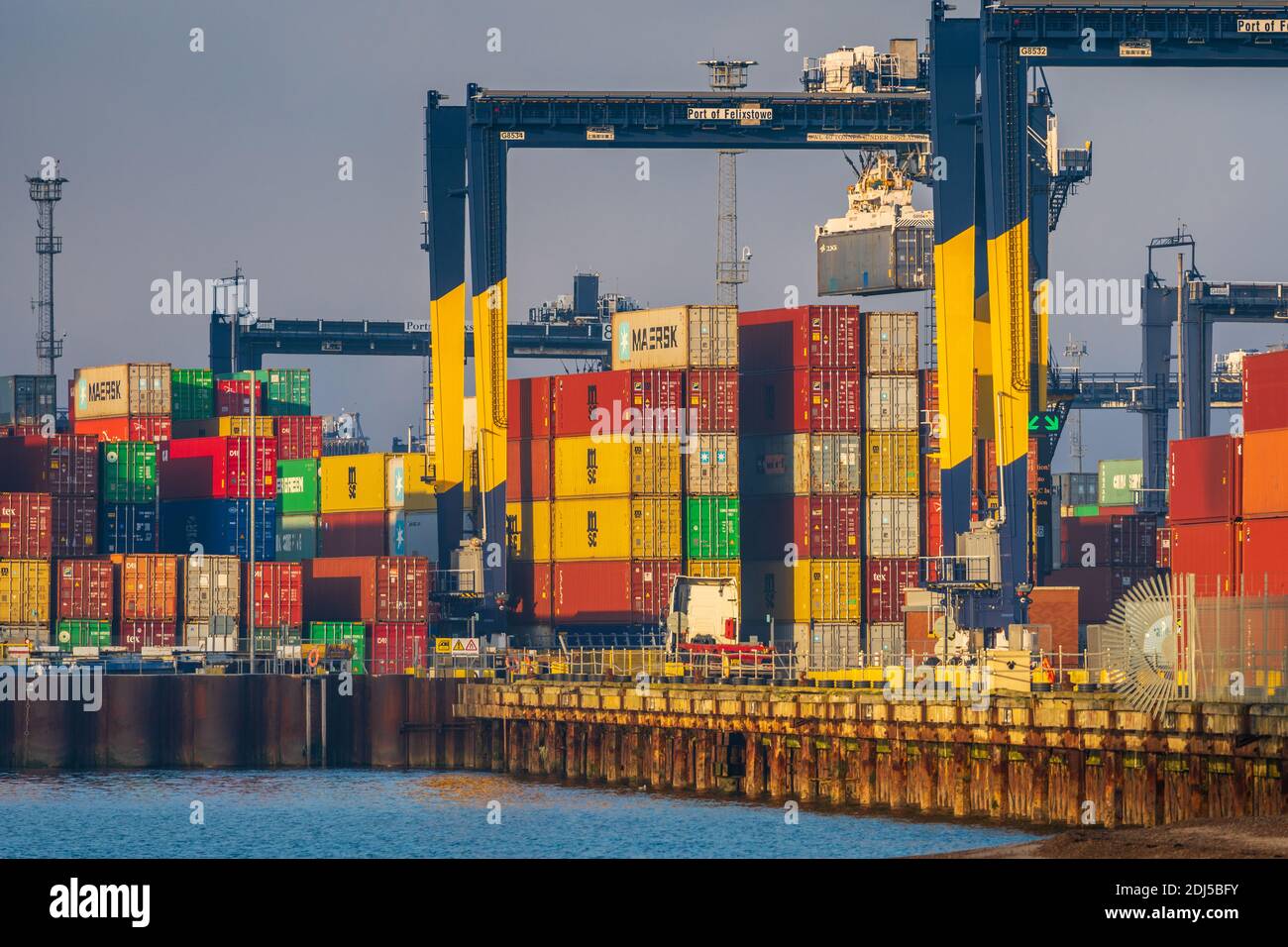 Congestion portuaire de Felixstowe - conteneurs empilés à Felixstowe, qui souffre de retards et de congestion avant la fin de la transition du Brexit 2020. Banque D'Images