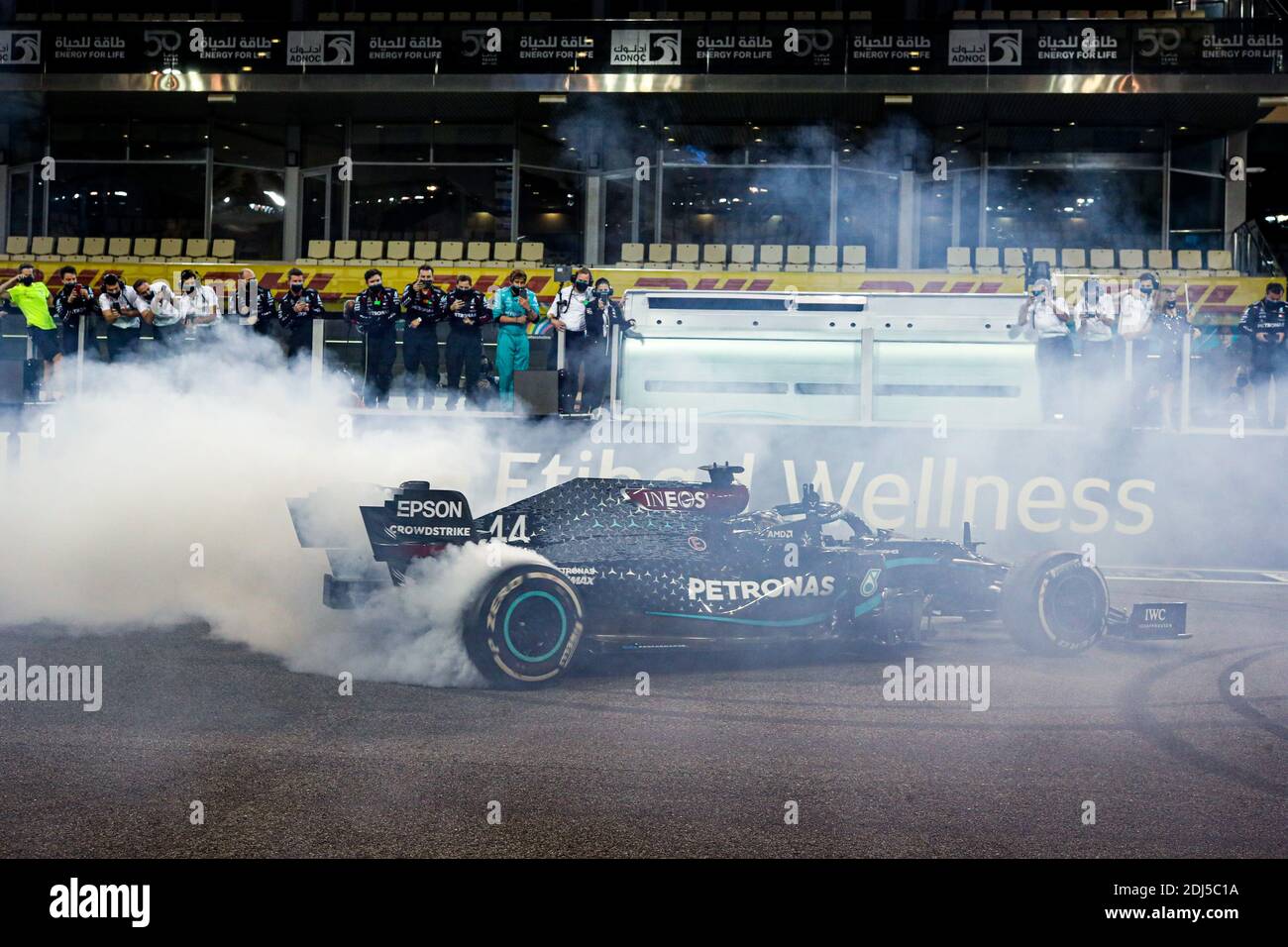 44 HAMILTON Lewis (gbr), Mercedes AMG F1 GP W11 Hybrid EQ Power+, donuts pendant la Formule 1 Etihad Airways Abu Dhabi Grand Prix 2020, du 11 au 13 décembre 2020 sur le circuit Yas Marina, à Abu Dhabi - photo Antonin Vincent / DPPI / LM Banque D'Images