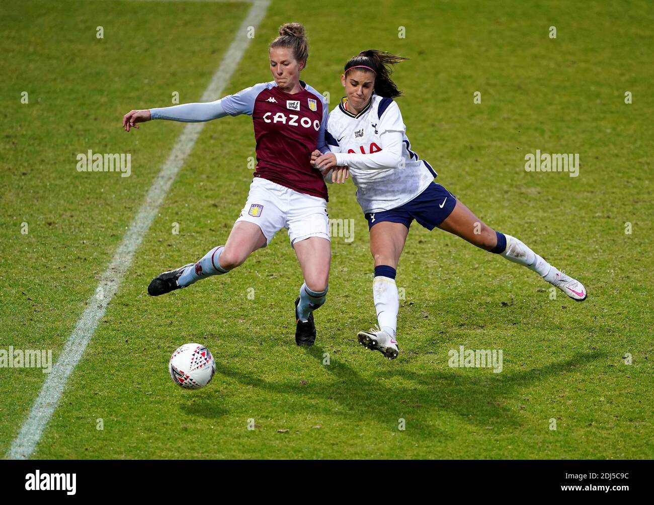 Alex Morgan (à droite) de Tottenham Hotspur et NAT Haigh d'Aston Villa se battent pour le ballon lors du match de Super League des femmes FA au Hive, Barnett. Banque D'Images