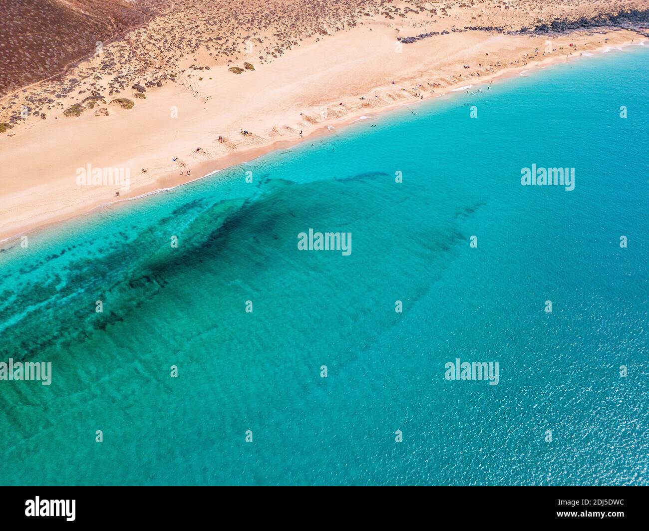 Vue aérienne sur les rives dentelées et les plages de l'île de la Graciosa. Baigneurs sur la plage de las Conchas. Lanzarote. Île des Canaries. Espagne. Vue sur l'océan Banque D'Images