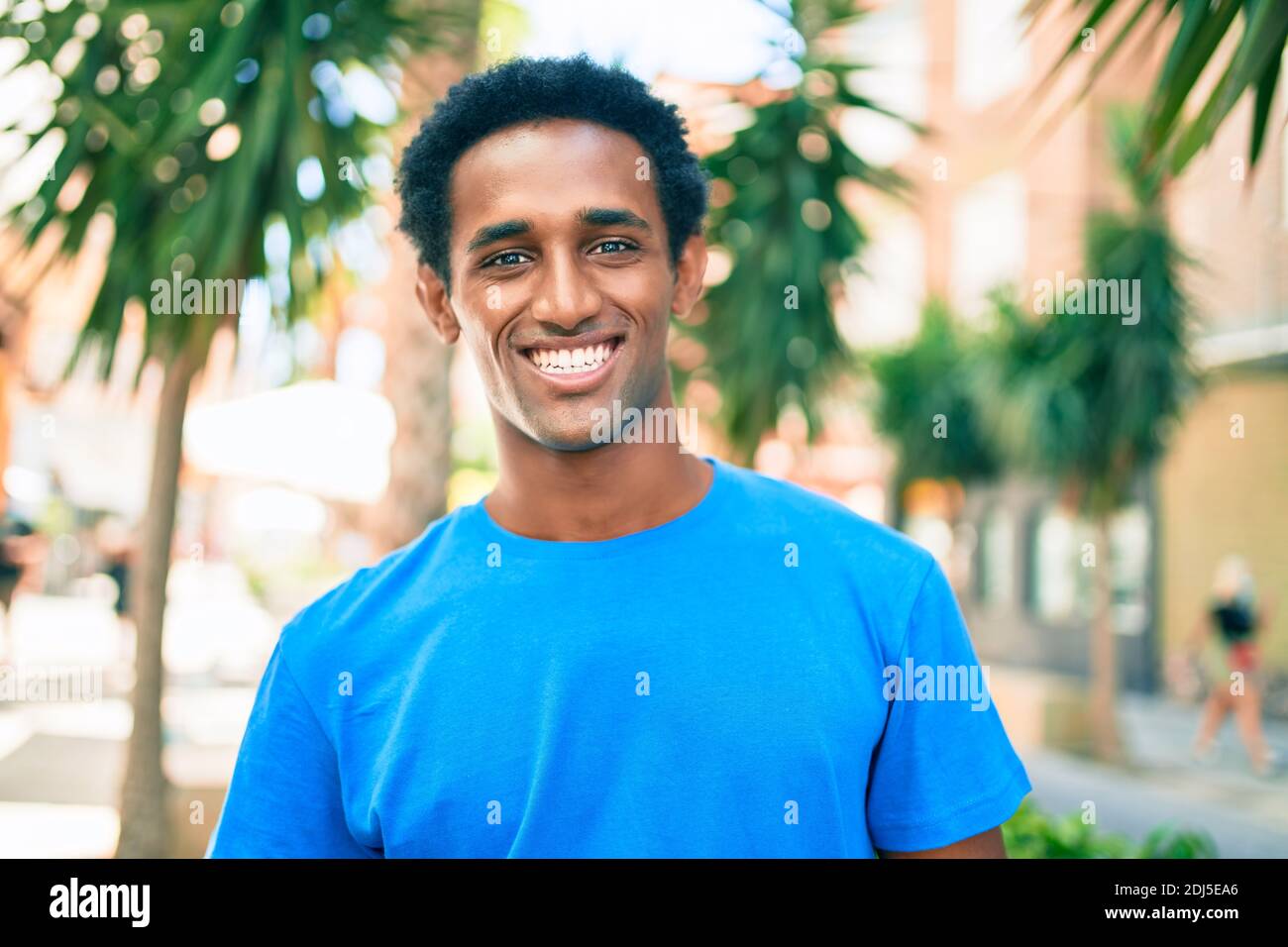 Beau noir africain homme souriant plein air Banque D'Images