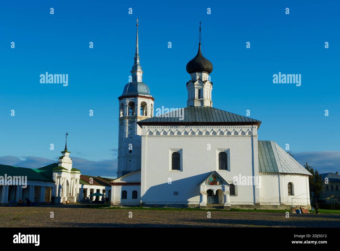 Russie, Rossiya, Vladimir Oblast, Golden Ring, Suzdal, patrimoine mondial de l'UNESCO, Torgovaya Ploshchad (place du commerce) et église de la Résurrection Banque D'Images