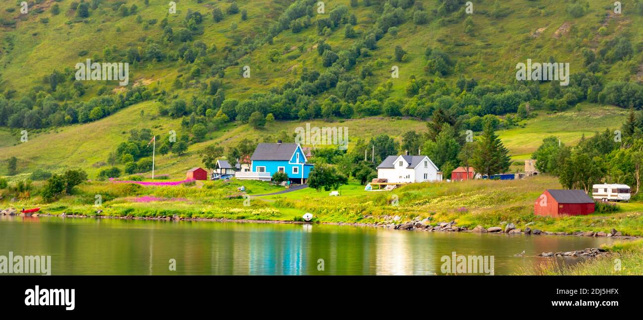 Paysage d'été Lofoten .Lofoten est un archipel dans le comté de Nordland, en Norvège. Est connu pour son paysage distinctif avec des montagnes spectaculaires Banque D'Images