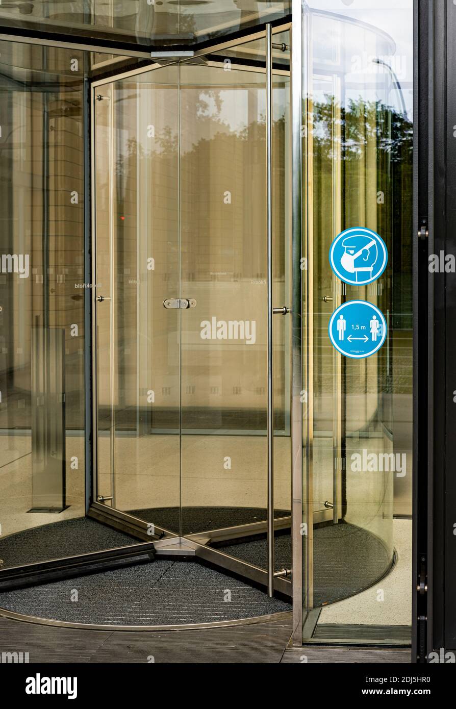 Porte vitrée à l'entrée d'un immeuble de bureaux Banque D'Images