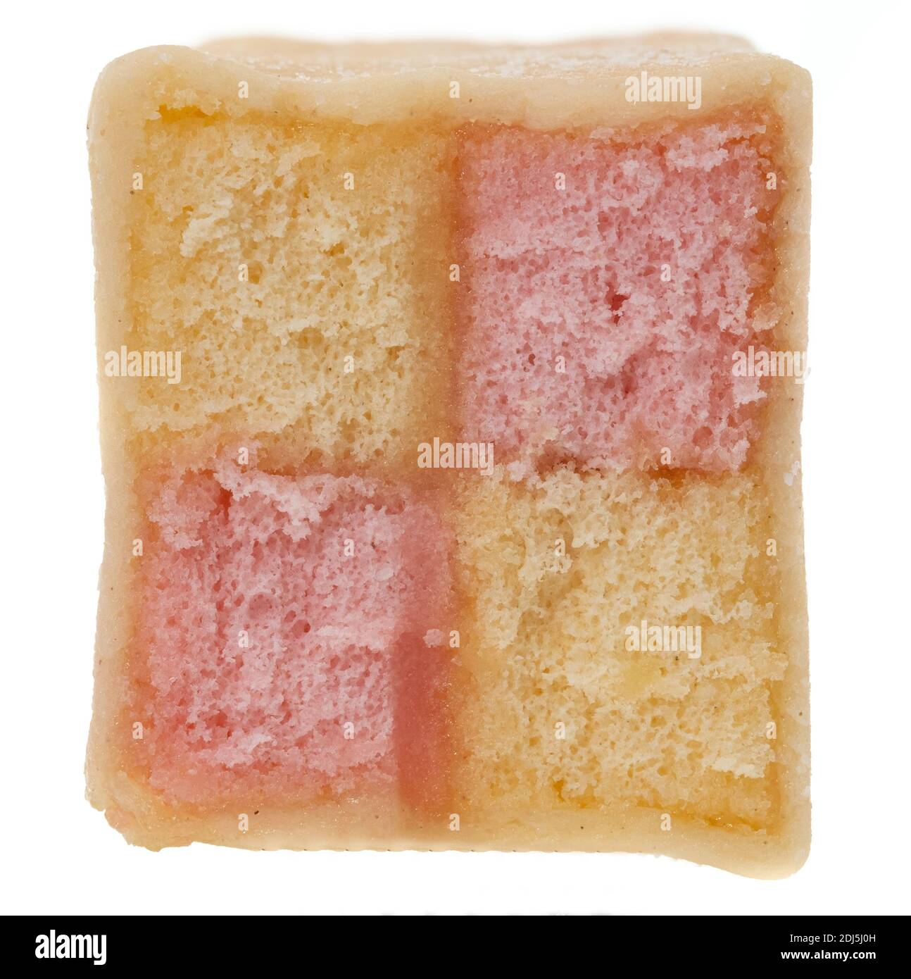 Tranche de gâteau de Battenberg - prise en studio avec un fond blanc. C'est un gâteau classique de Battenberg fait avec des tranches de gâteau de Savoie rose et jaune Banque D'Images