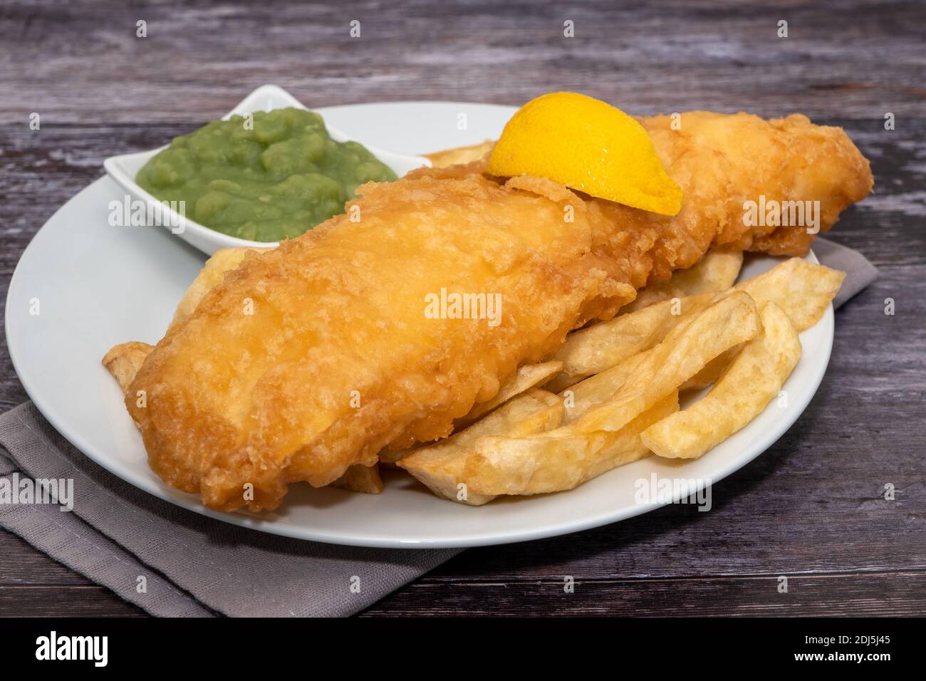 Morue frite avec frites et petits pois Banque D'Images