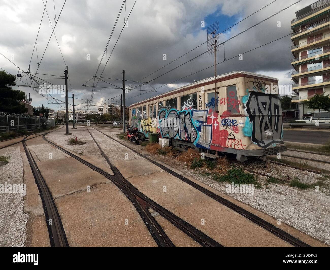 Graffiti sur un vieux tramway près d'Athènes, Grèce Banque D'Images