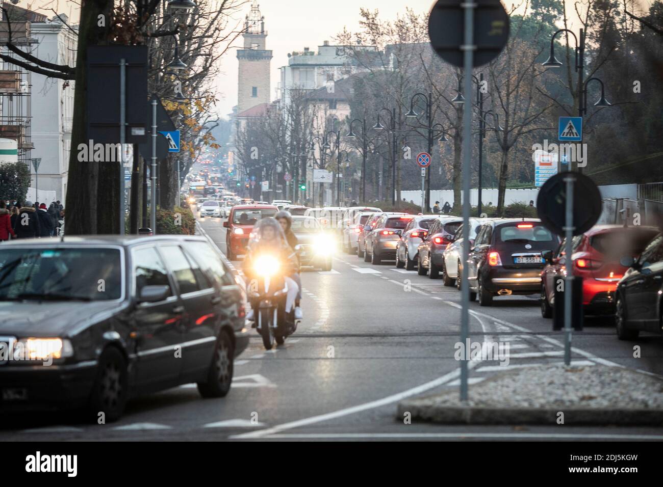 Bergame, Italie. 13 décembre 2020. Bergame - Lombardie devient la zone jaune: Les foules dans la ville haute et le trafic de haywire usage éditorial seulement crédit: Agence de photo indépendante / Alamy Live News Banque D'Images