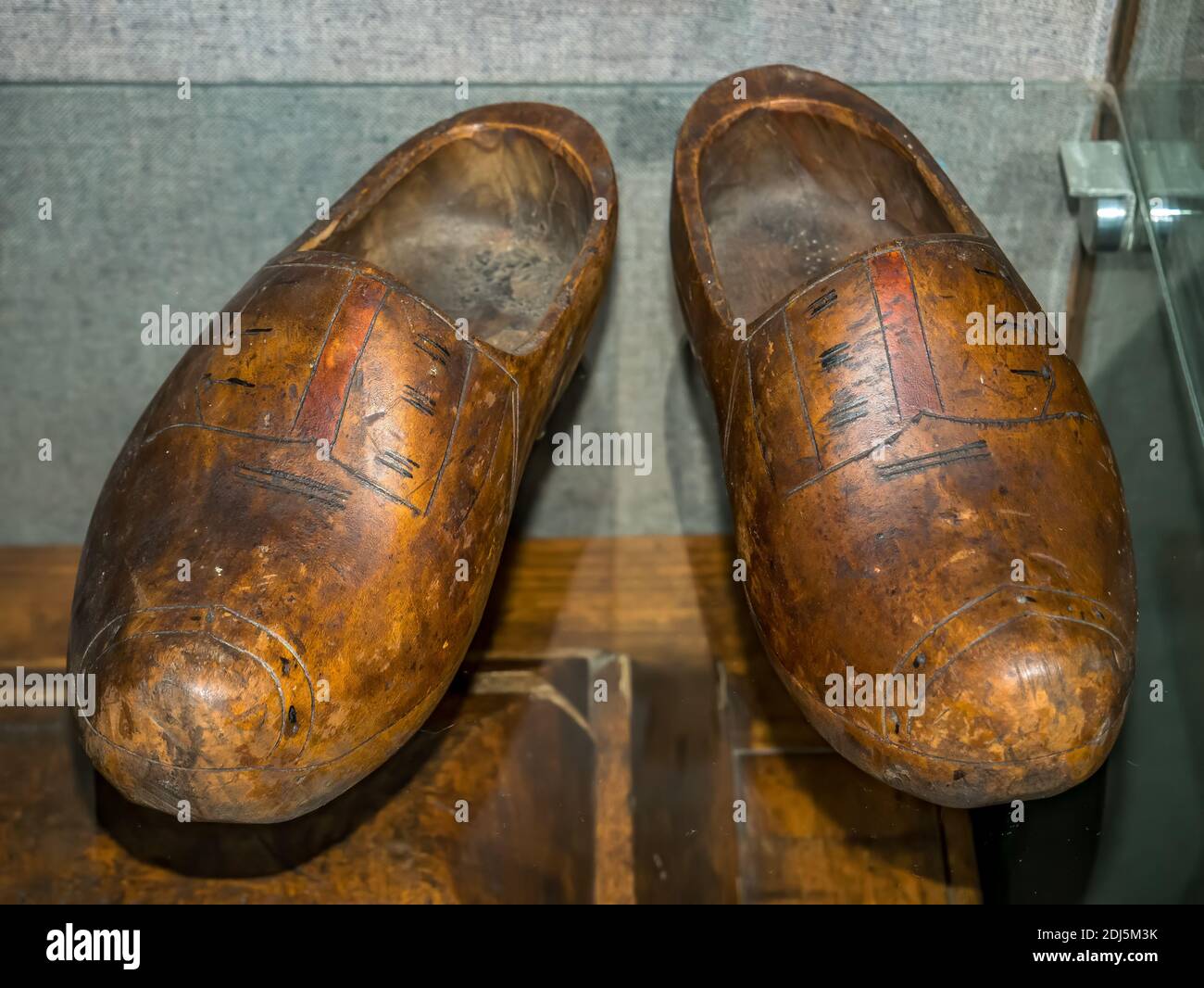 Vieilles chaussures médiévales en bois. Banque D'Images