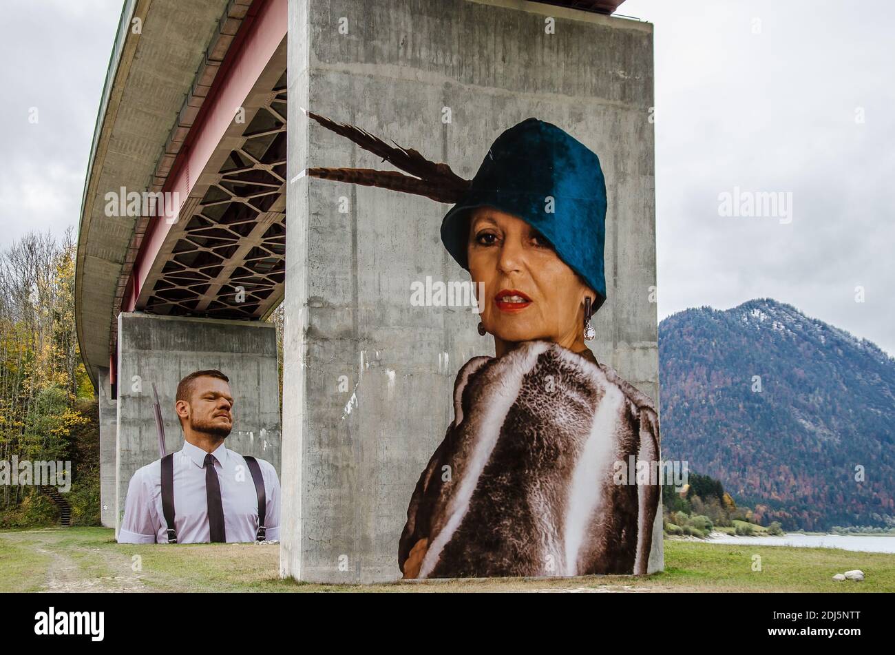 Barrage de Sylvenstein est un barrage en remblai en terre dans la vallée de l'Isar, dans la partie alpine de la Haute-Bavière, Allemagne qui impounds le réservoir de Sylvenstein Banque D'Images