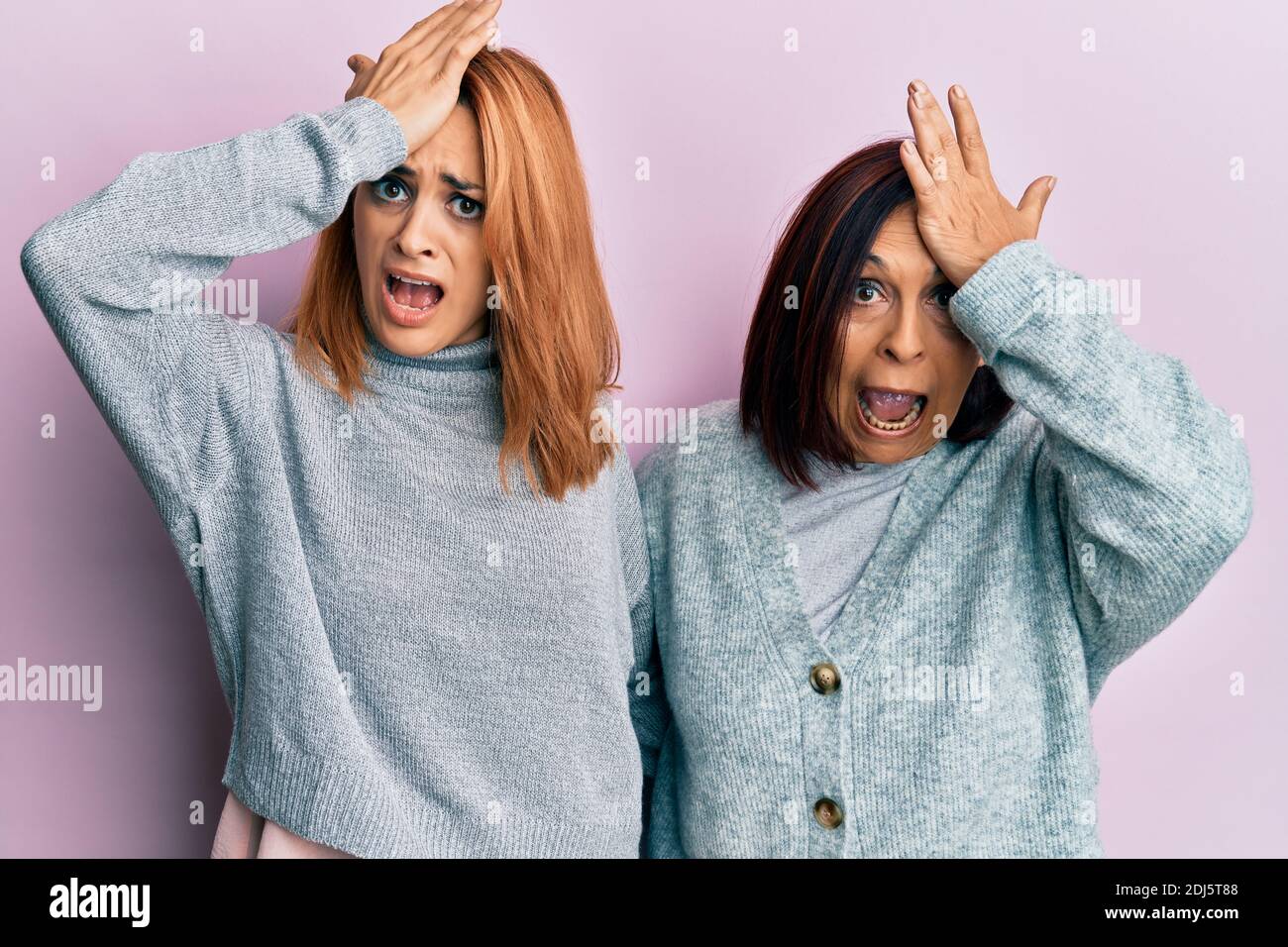 Latino mère et fille portant des vêtements décontractés surpris de la main sur la tête pour l'erreur, se souvenir de l'erreur. oublié, mauvais concept de mémoire. Banque D'Images Latino mère et fille portant des vêtements décontractés surpris de la main sur la tête pour l'erreur, se souvenir de l'erreur. oublié, mauvais concept de mémoire. Banque D'Images