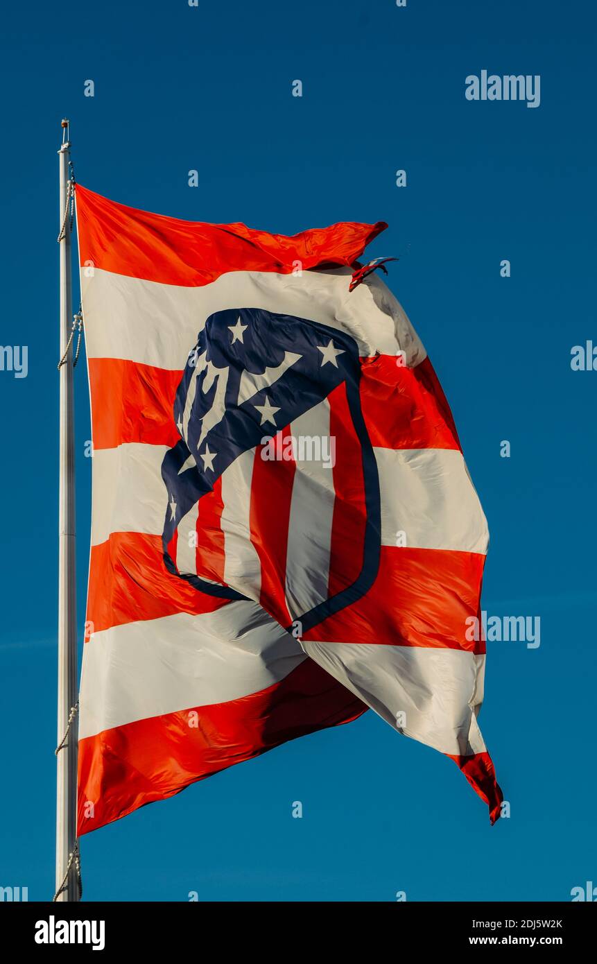 Grand Atlético de Madrid Grand drapeau devant le stade Wanda Metropolitano à Madrid, Espagne Banque D'Images