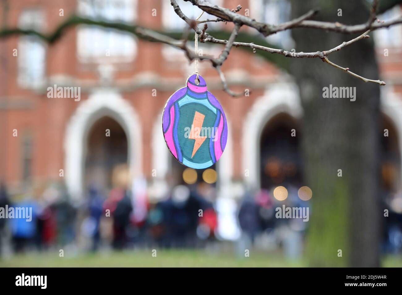 Boule de Noël ornée de la foudre - le symbole de la grève des femmes est suspendu sur l'arbre devant le bâtiment de l'université pendant la démonstration 13.12.2020 Banque D'Images
