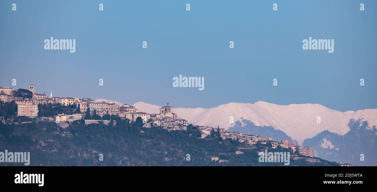 Vue panoramique sur la ville de Veroli avec des montagnes enneigées au loin. Banque D'Images