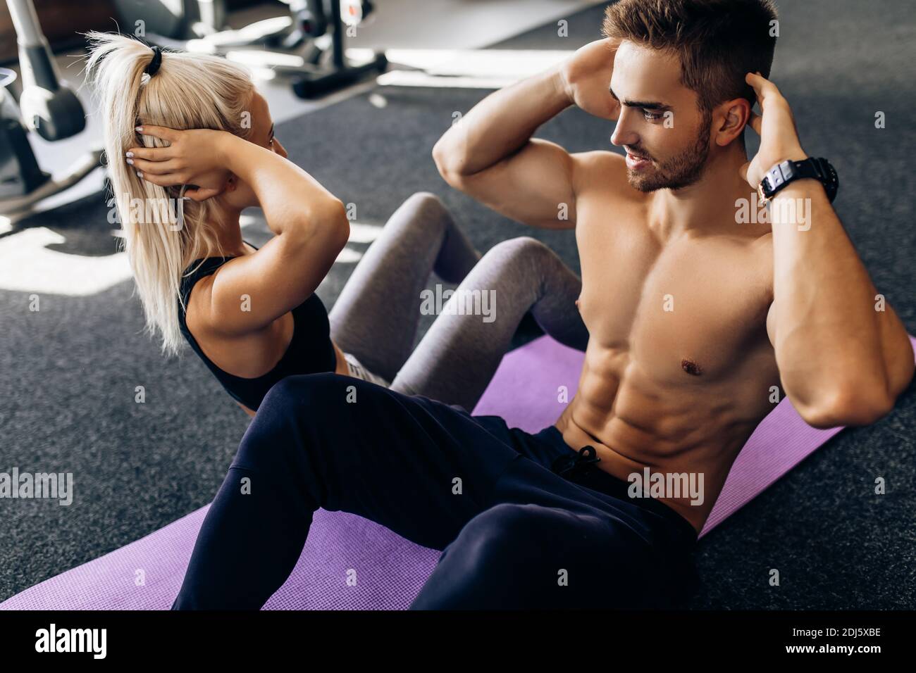 Couple sportif femme et homme s entrainent ensemble faire des exercices sur la presse dans la salle de gym sport fitness Photo Stock Alamy