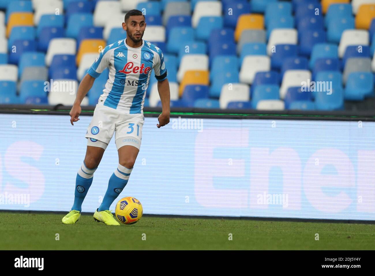 Le défenseur algérien Faouzi Ghoulam de SSC Napoli contrôle le ballon pendant The Serie A football Match SSC Napoli vs UC Sampdoria Banque D'Images