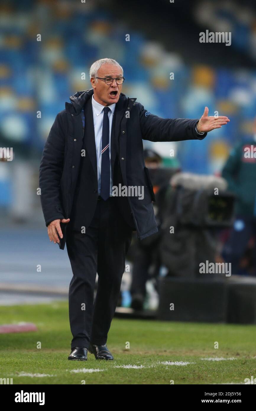 Claudio Ranieri, entraîneur italien de Sampdoria, se gestuelle pendant la série A. Match de football SSC Napoli vs UC Sampdoria Banque D'Images