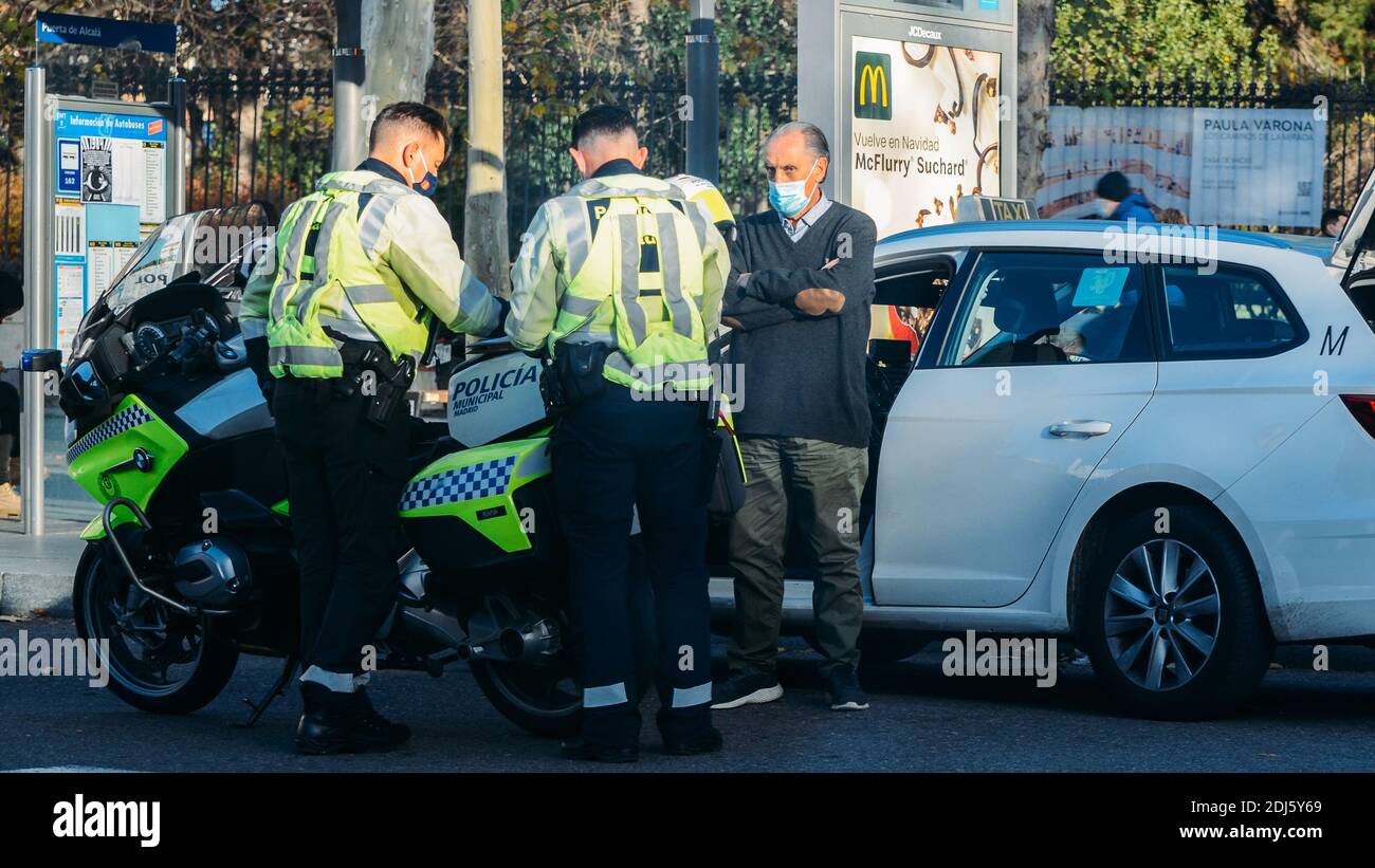 Madrid, Espagne - 12 décembre 2020 : la police de la circulation parle avec un chauffeur de taxi Madrid, Espagne Banque D'Images