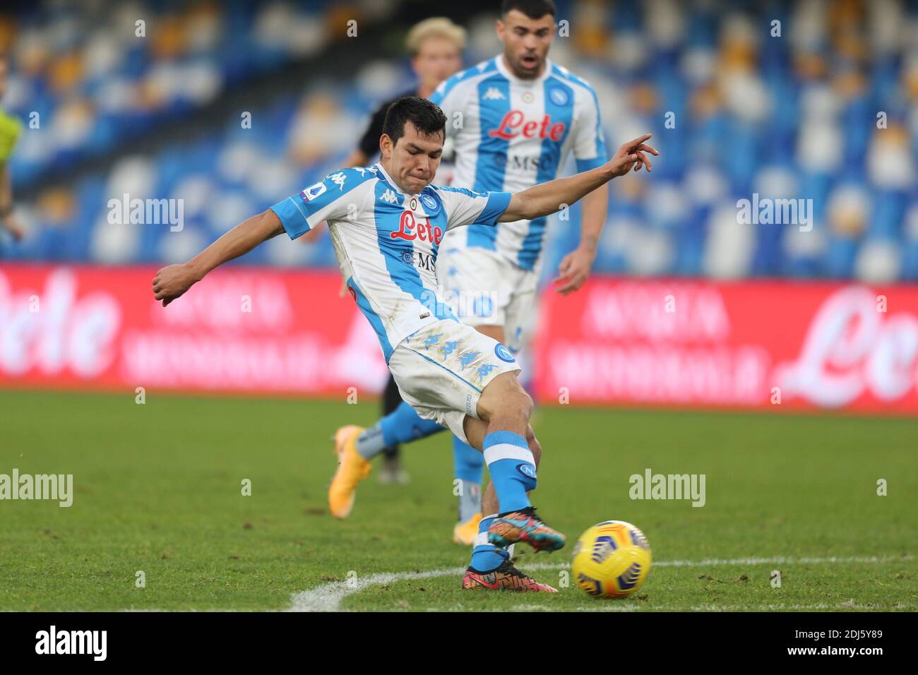 Le buteur mexicain de SSC Napoli Hirving Lozano contrôle le ballon pendant The Serie A football Match SSC Napoli vs UC Sampdoria Banque D'Images