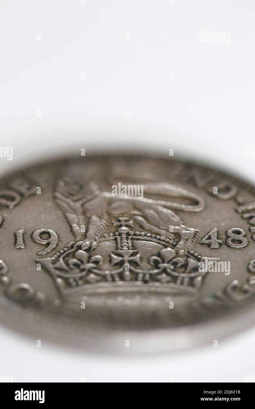 Gros plan sur une pièce de monnaie britannique effrayante à partir de 1948 arrière-plan blanc avec espace de copie et faible profondeur de champ Banque D'Images