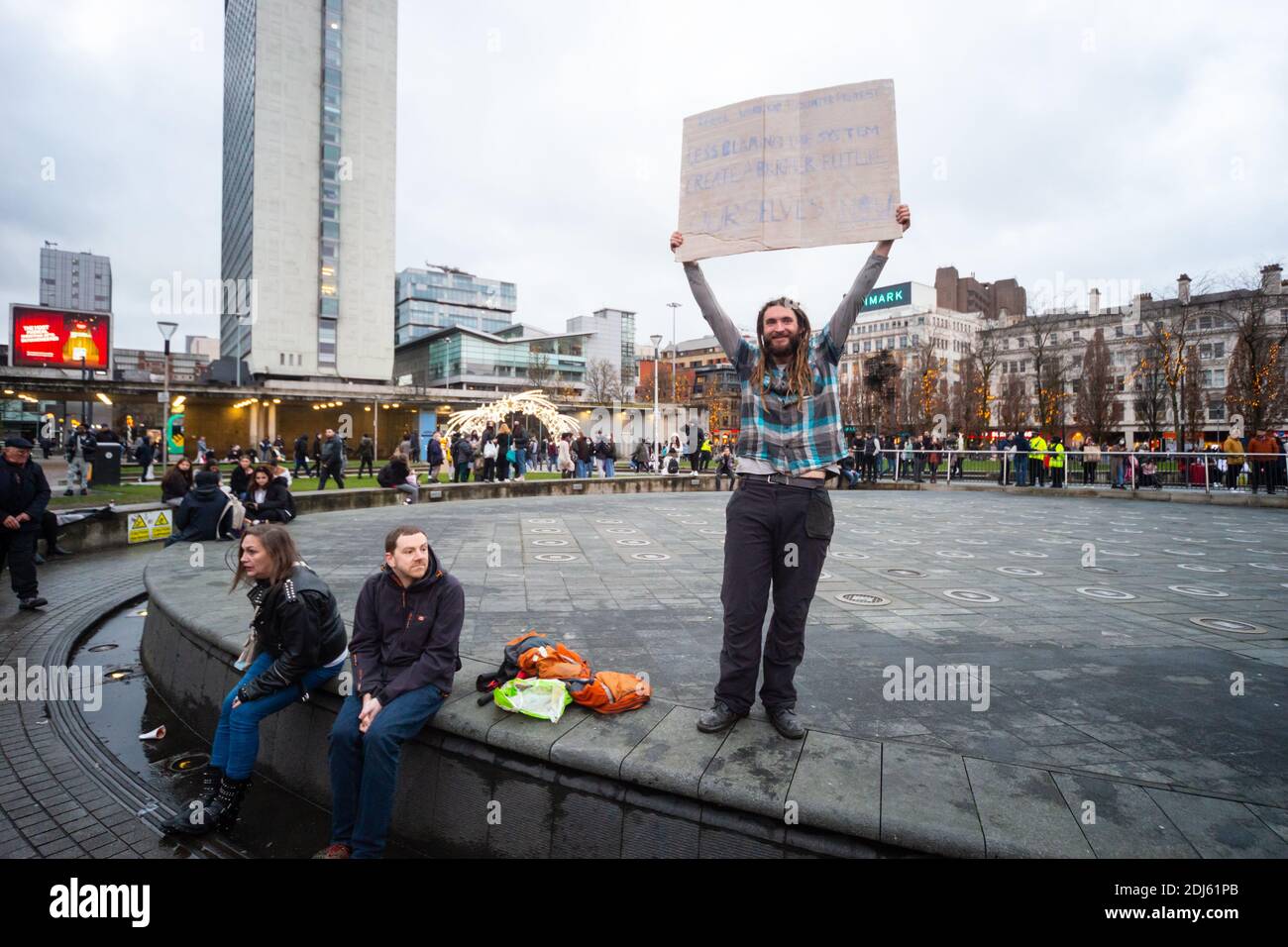 Manchester Sam 12 décembre 2020. Manifestation contre les restrictions de la liberté/de la lutte contre la COVID-19. Un homme tenant une affiche intitulée « rebel Warrior Counter Protest » Banque D'Images