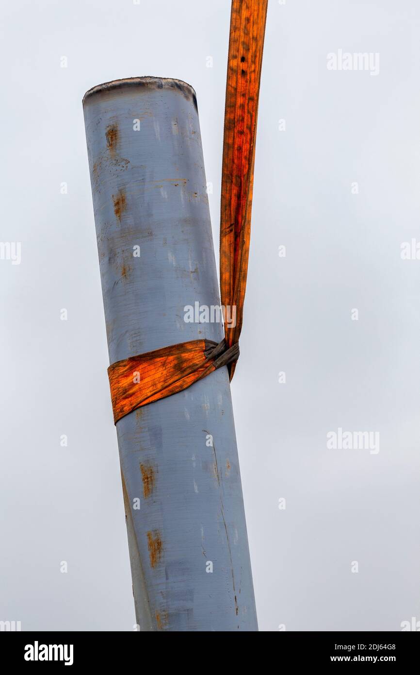 Levage industriel par courroie de levage. Tuyau métallique ramassé et  attaché avec une élingue ou une sangle en nylon Photo Stock - Alamy