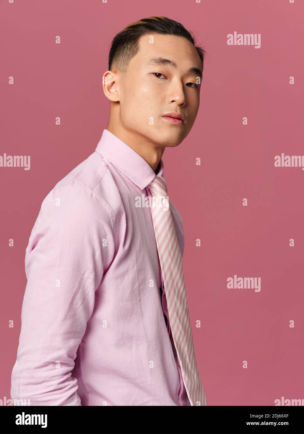 Homme asiatique aspect chemise cravate style élégant mode fond rose Photo  Stock - Alamy