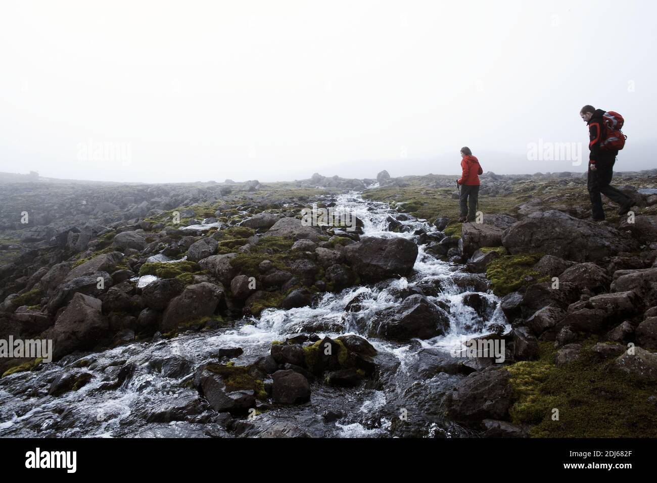 Deux randonneurs, sur le sentier de randonnée dans l'est de l'Islande, Banque D'Images