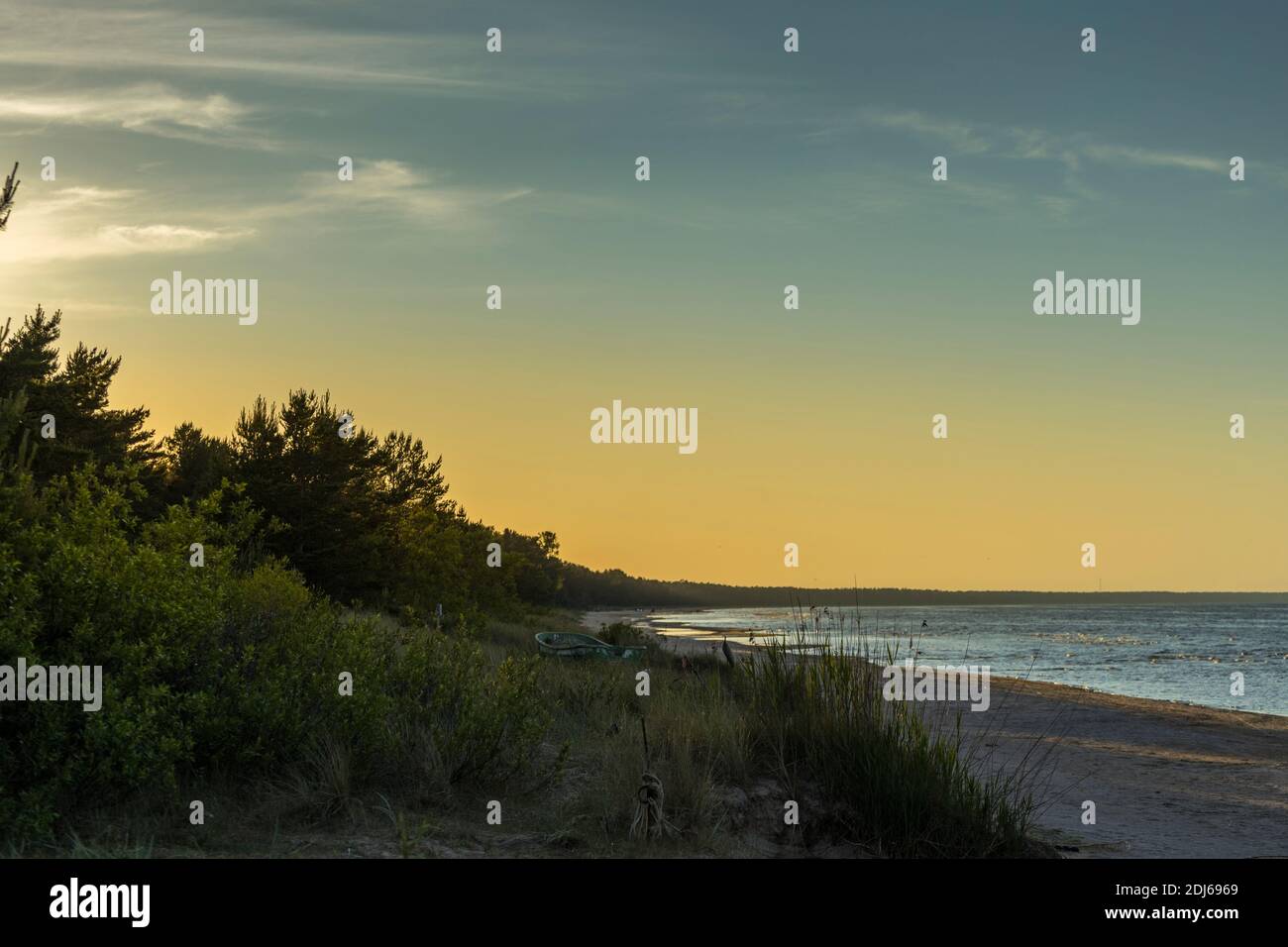 Mer Baltique au beau lever du soleil sur la plage de Lettonie. Banque D'Images