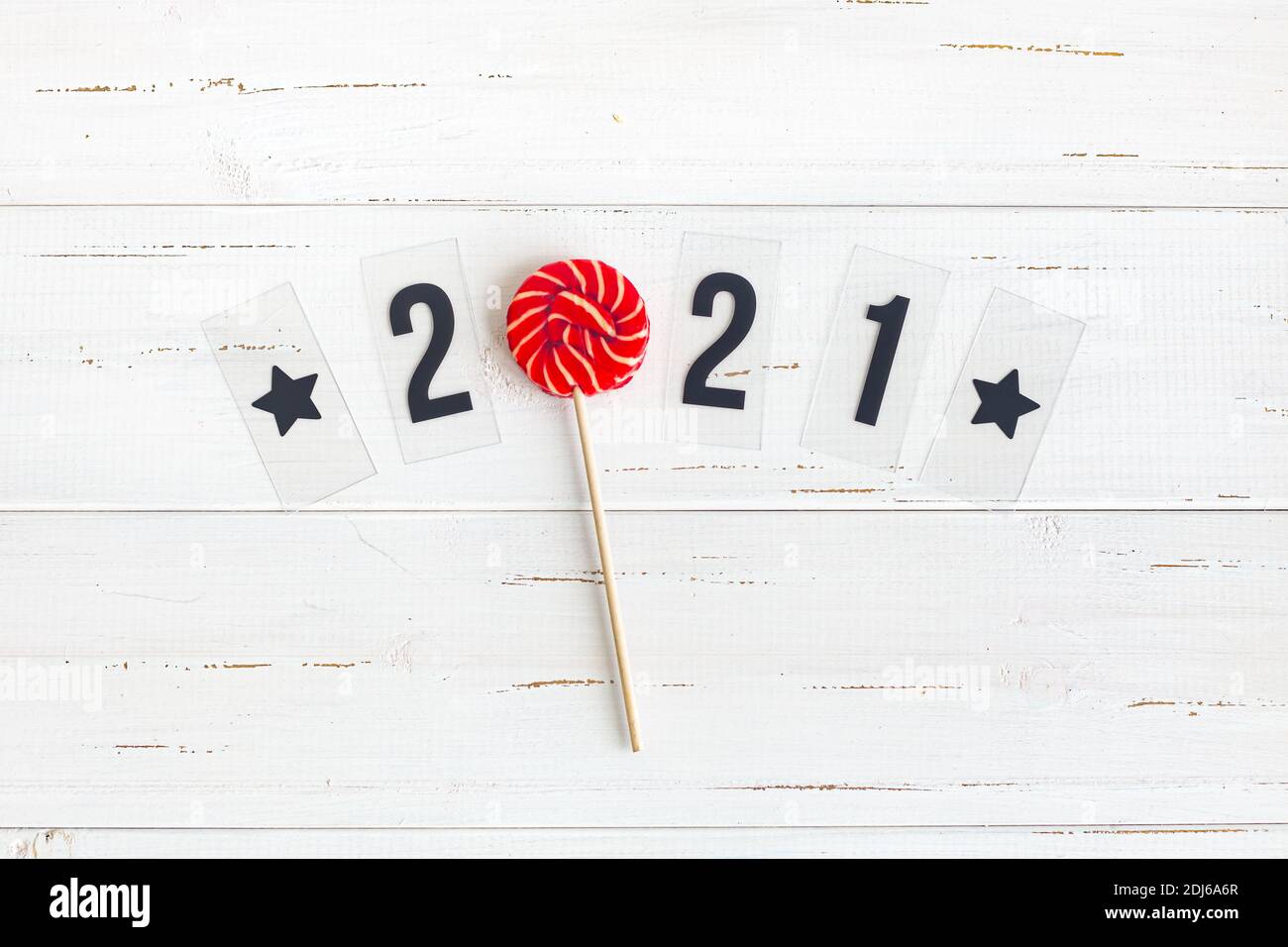 Lettrage 2021 et Lollipop rouge et blanc sur les panneaux de sorbette légère. Vue de dessus, plan d'appartement. Banque D'Images