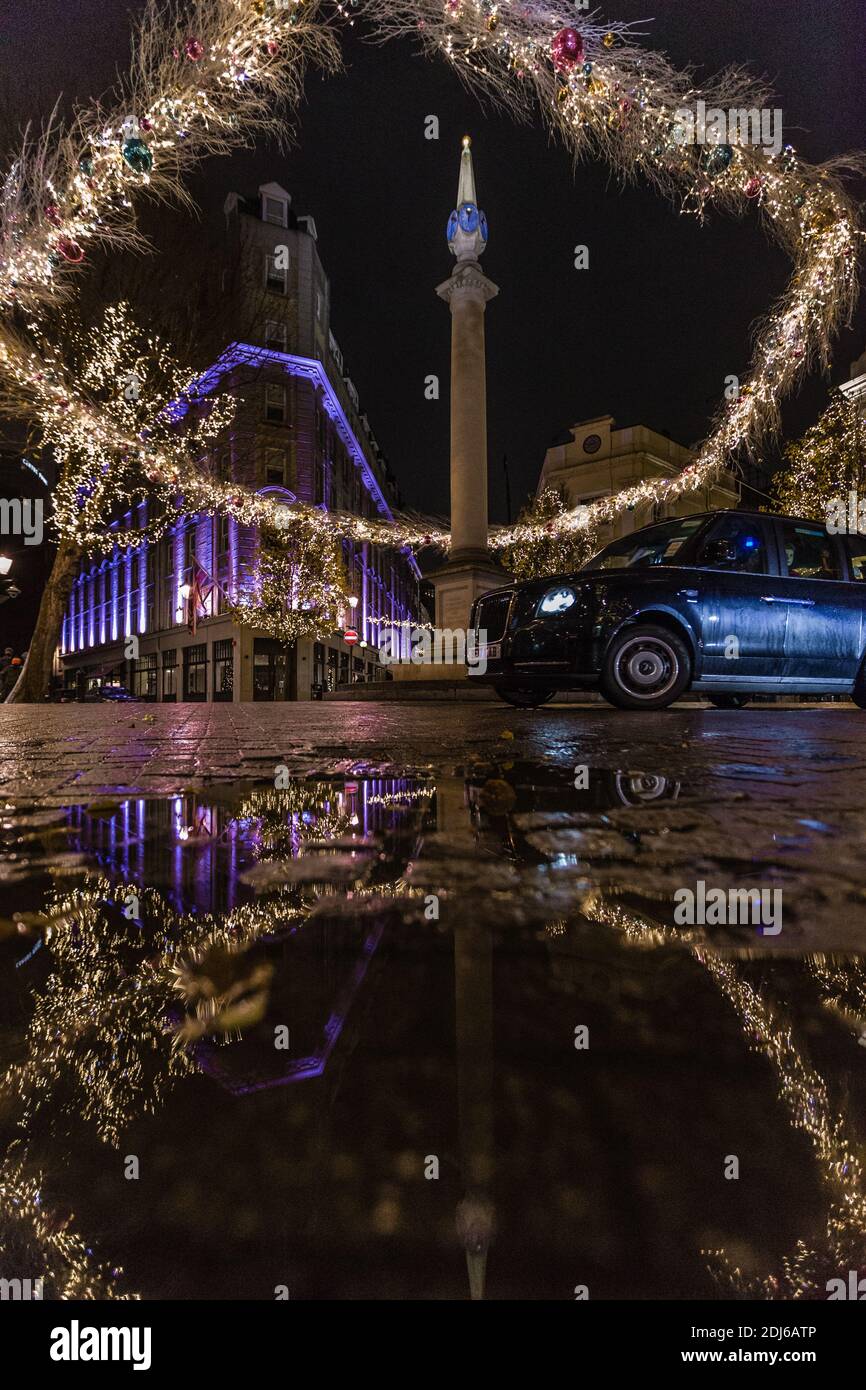 Seven Dials à Covent Garden se reflétait la nuit dans la pluie de Londres. Banque D'Images